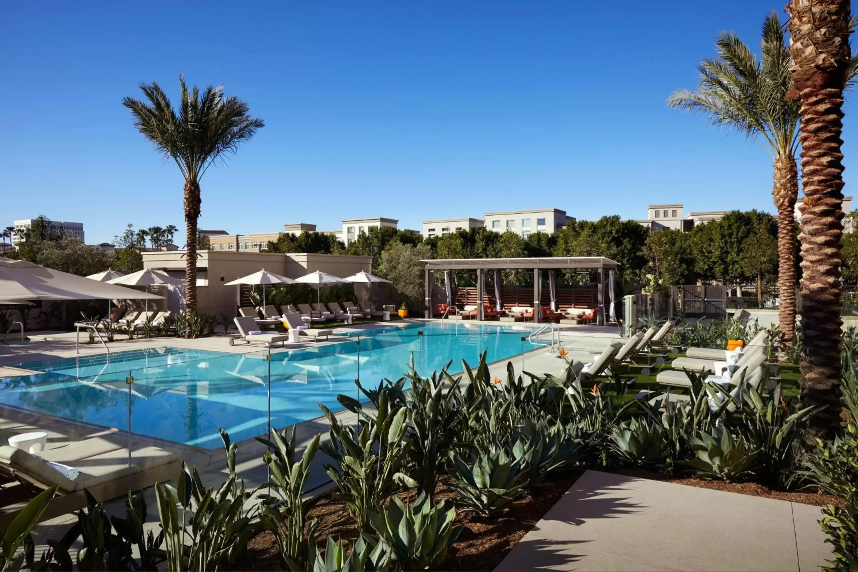 Swimming Pool in Marriott Irvine Spectrum