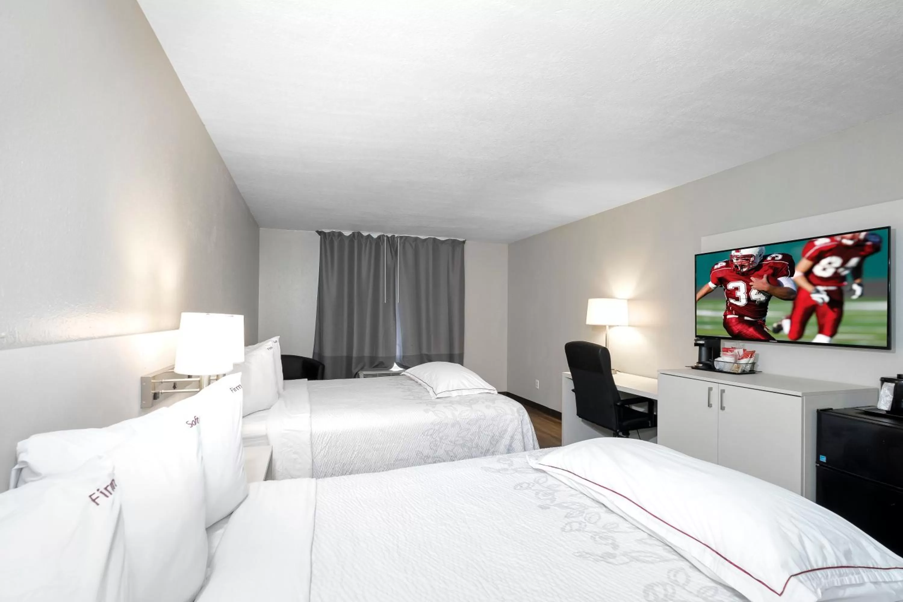 Photo of the whole room, Bed in Red Roof Inn PLUS Orlando-Convention Center- Int'l Dr