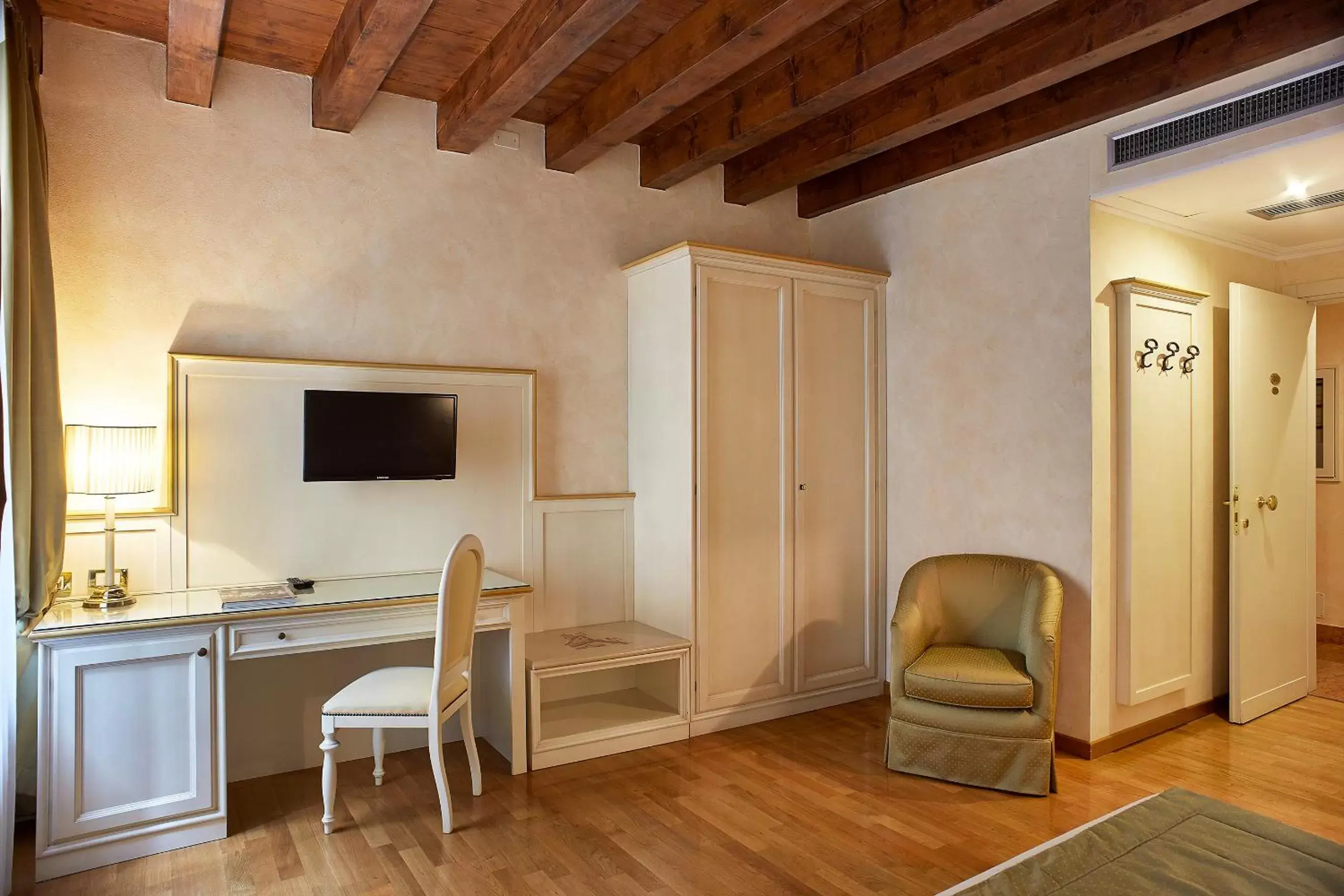 Bedroom, TV/Entertainment Center in Albergo Mazzanti