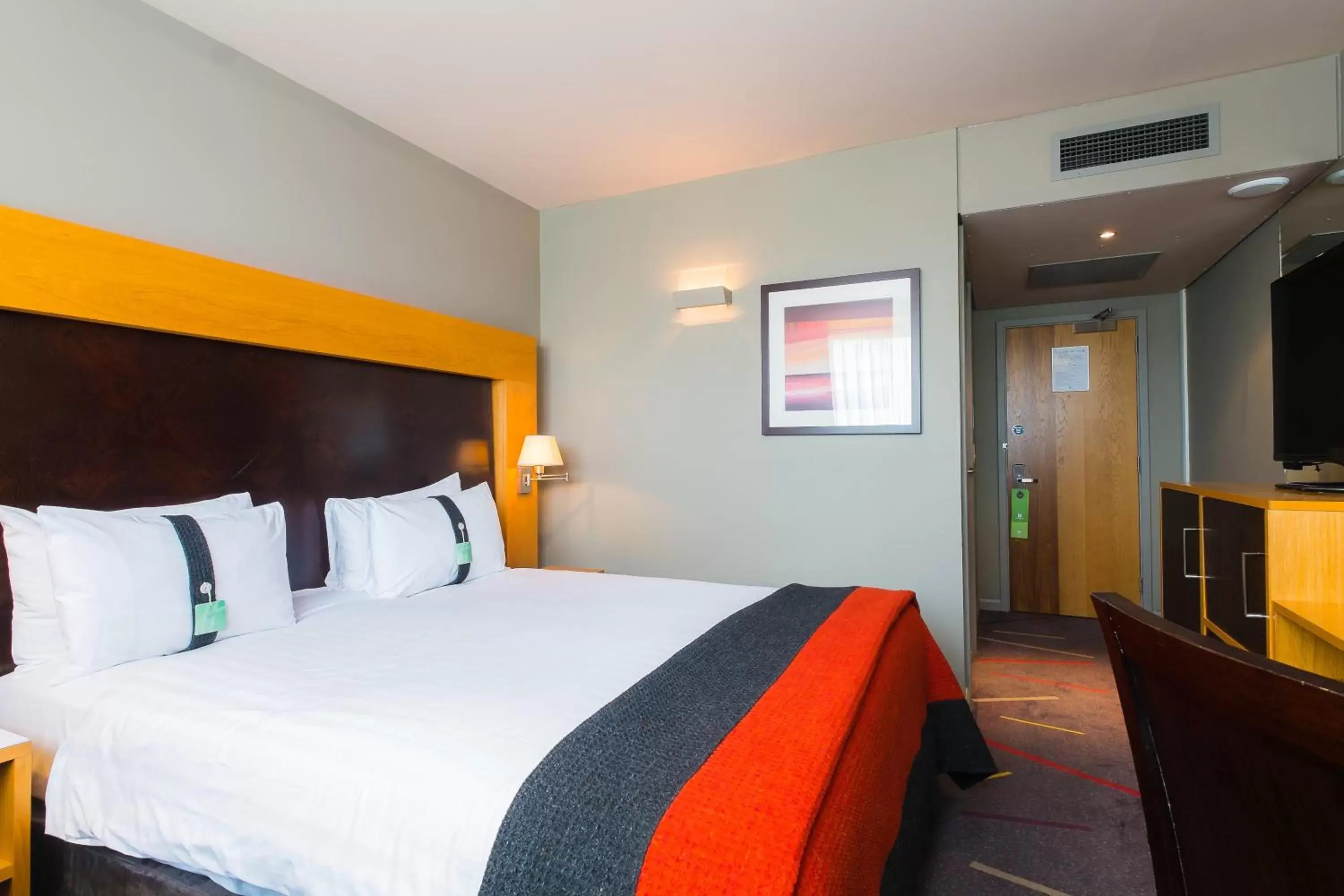 Photo of the whole room, Bed in Holiday Inn Aberdeen West, an IHG Hotel