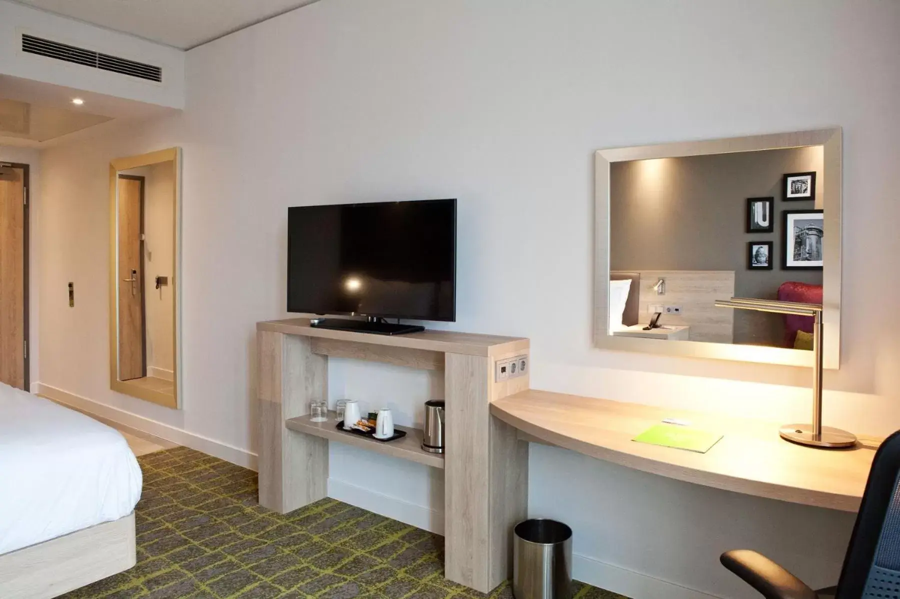 TV and multimedia, TV/Entertainment Center in Hampton By Hilton Dortmund Phoenix See