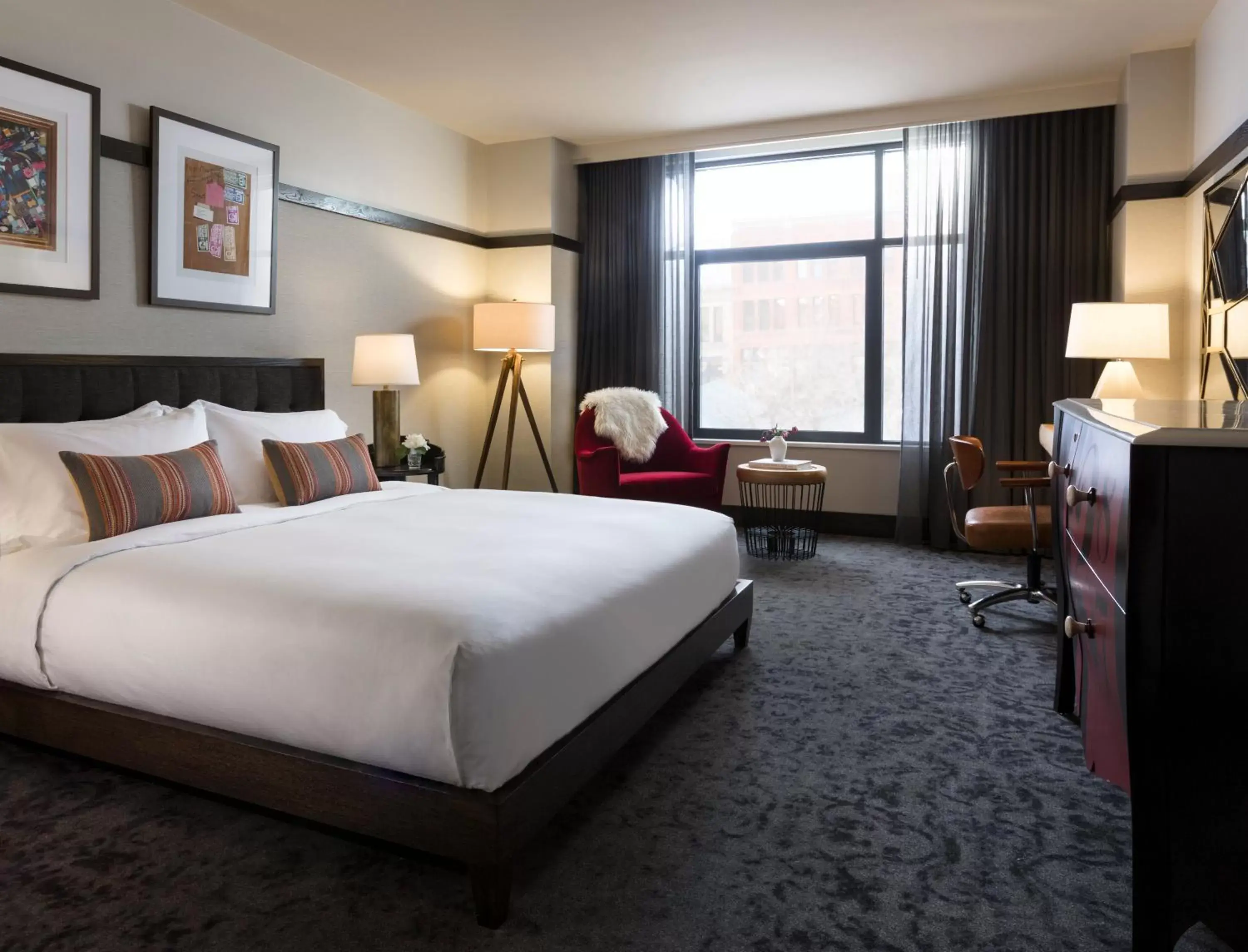 Photo of the whole room, Bed in Kimpton Journeyman Hotel, an IHG Hotel