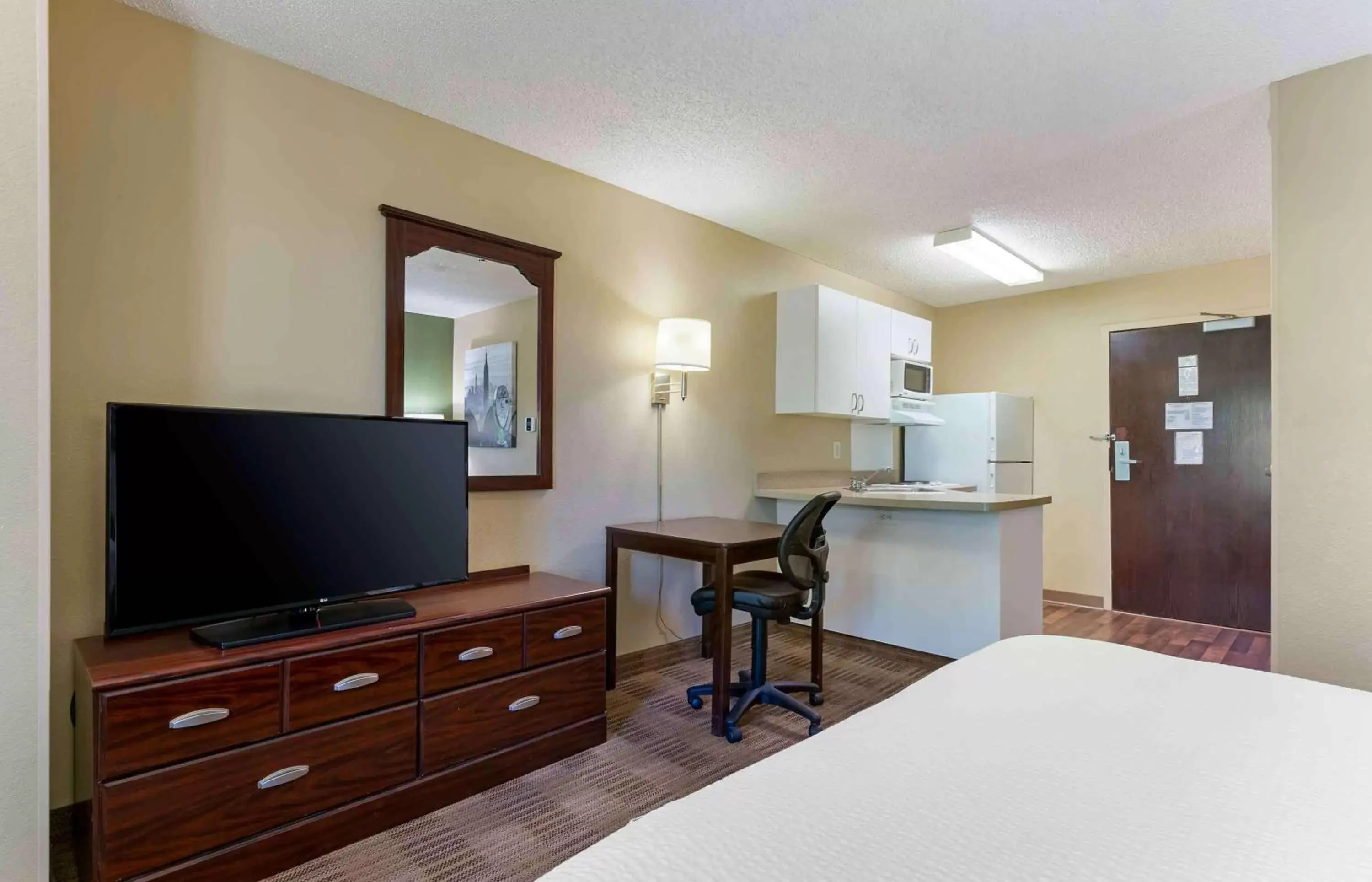 Bedroom, TV/Entertainment Center in Extended Stay America Suites - Livermore - Airway Blvd