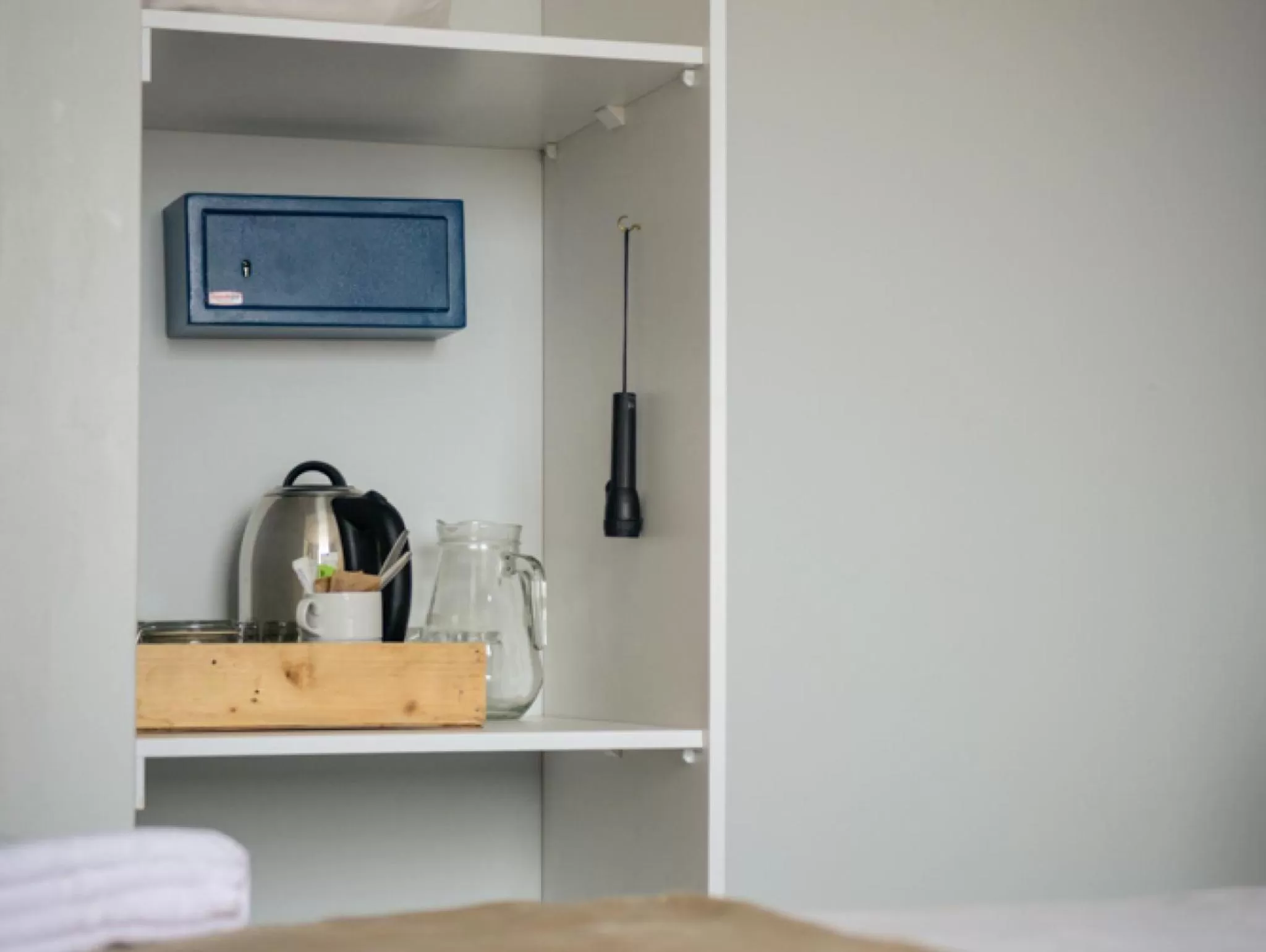 Coffee/tea facilities, Bed in Hokahanya Inn & Conference Centre