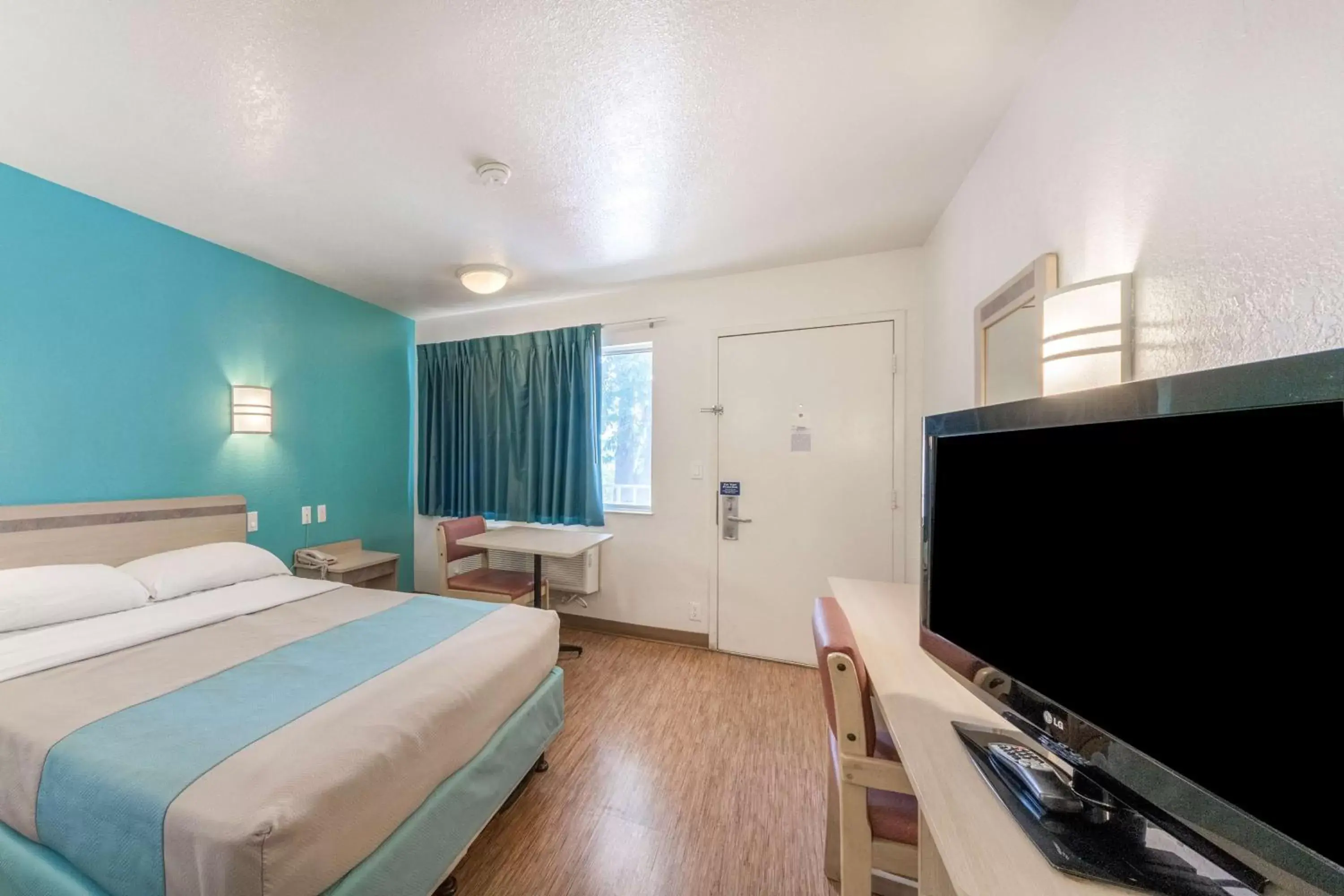 Bedroom, TV/Entertainment Center in Motel 6-Del Rio, TX