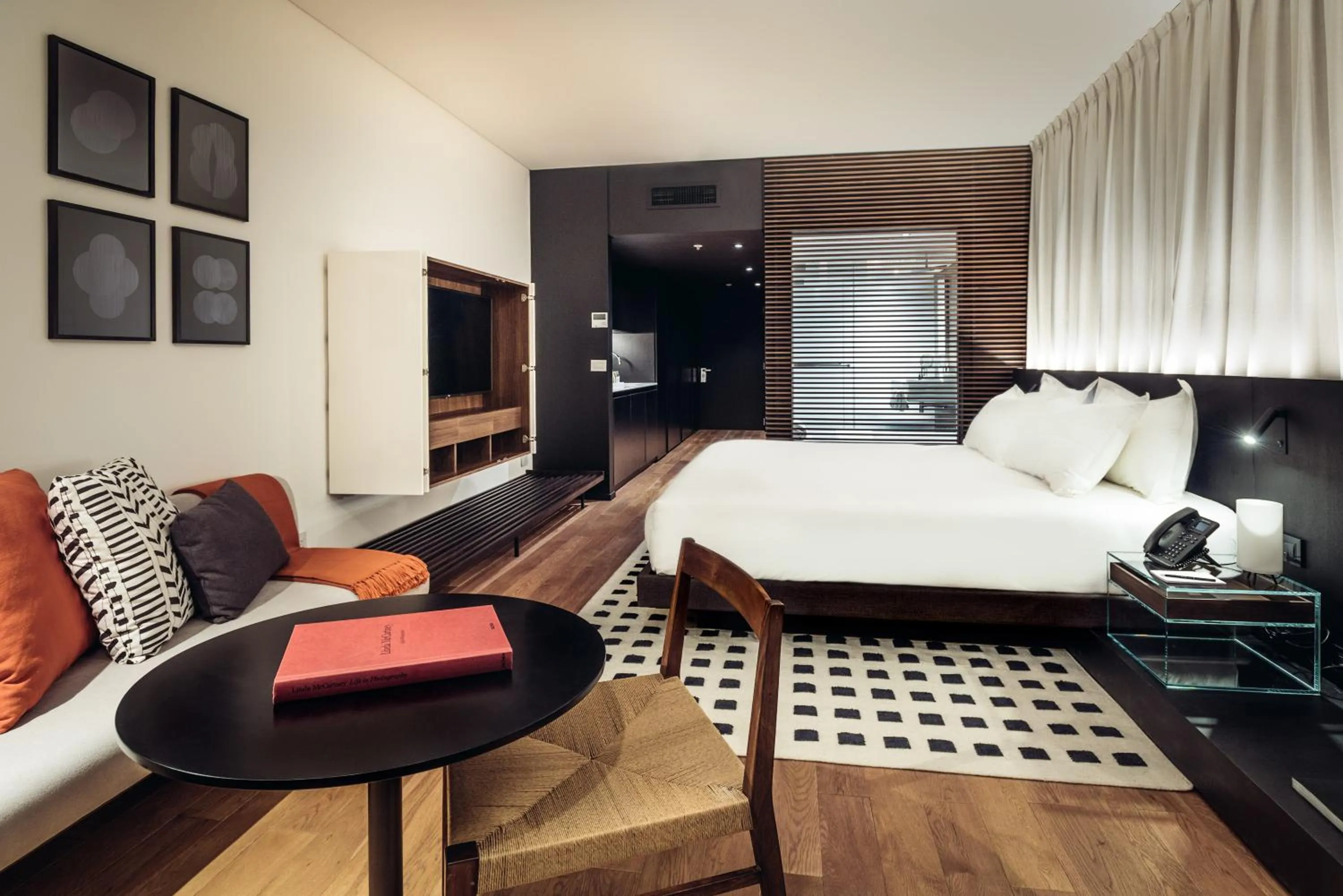 Photo of the whole room, Bed in SLS Buenos Aires Puerto Madero