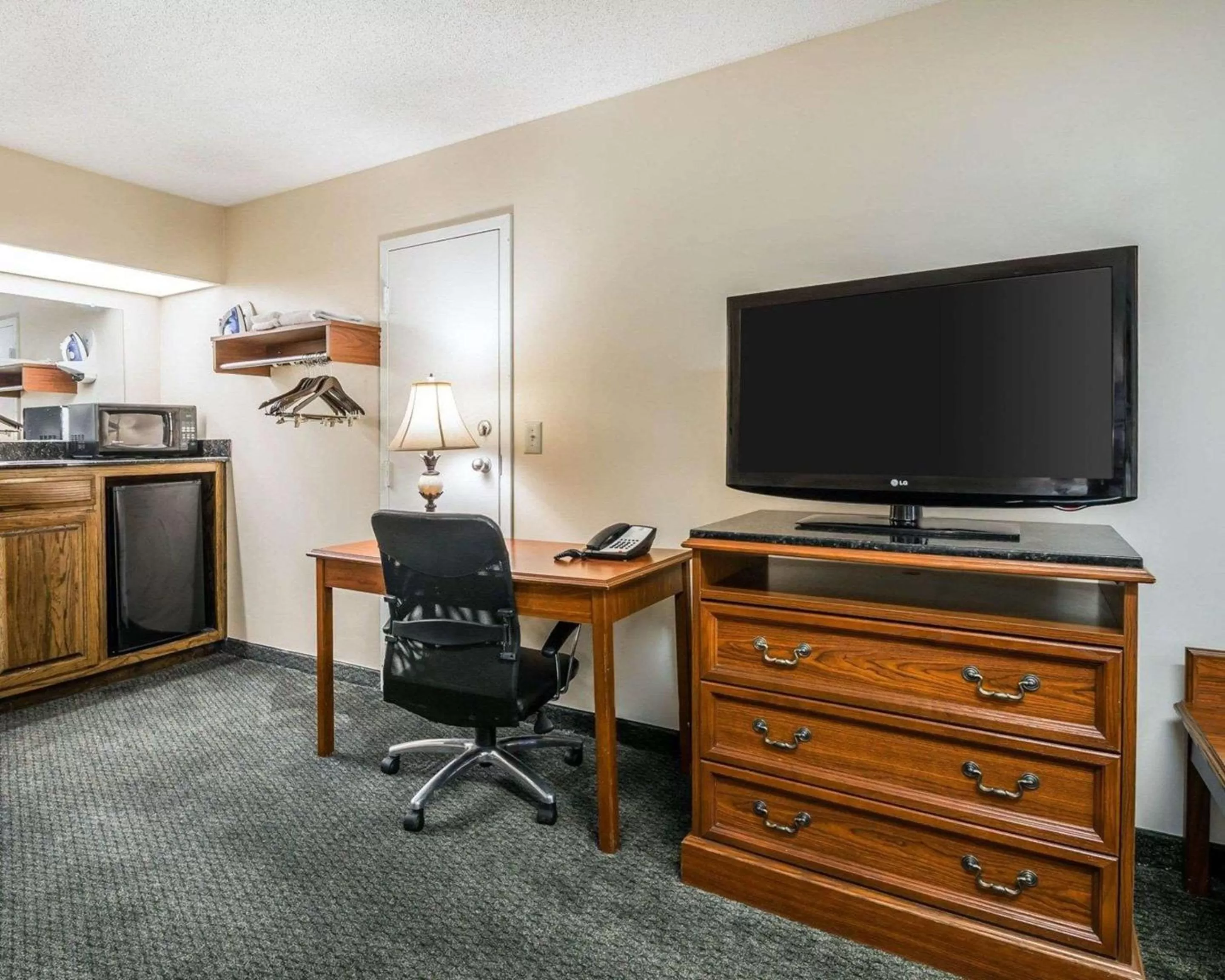 Photo of the whole room in Quality Inn