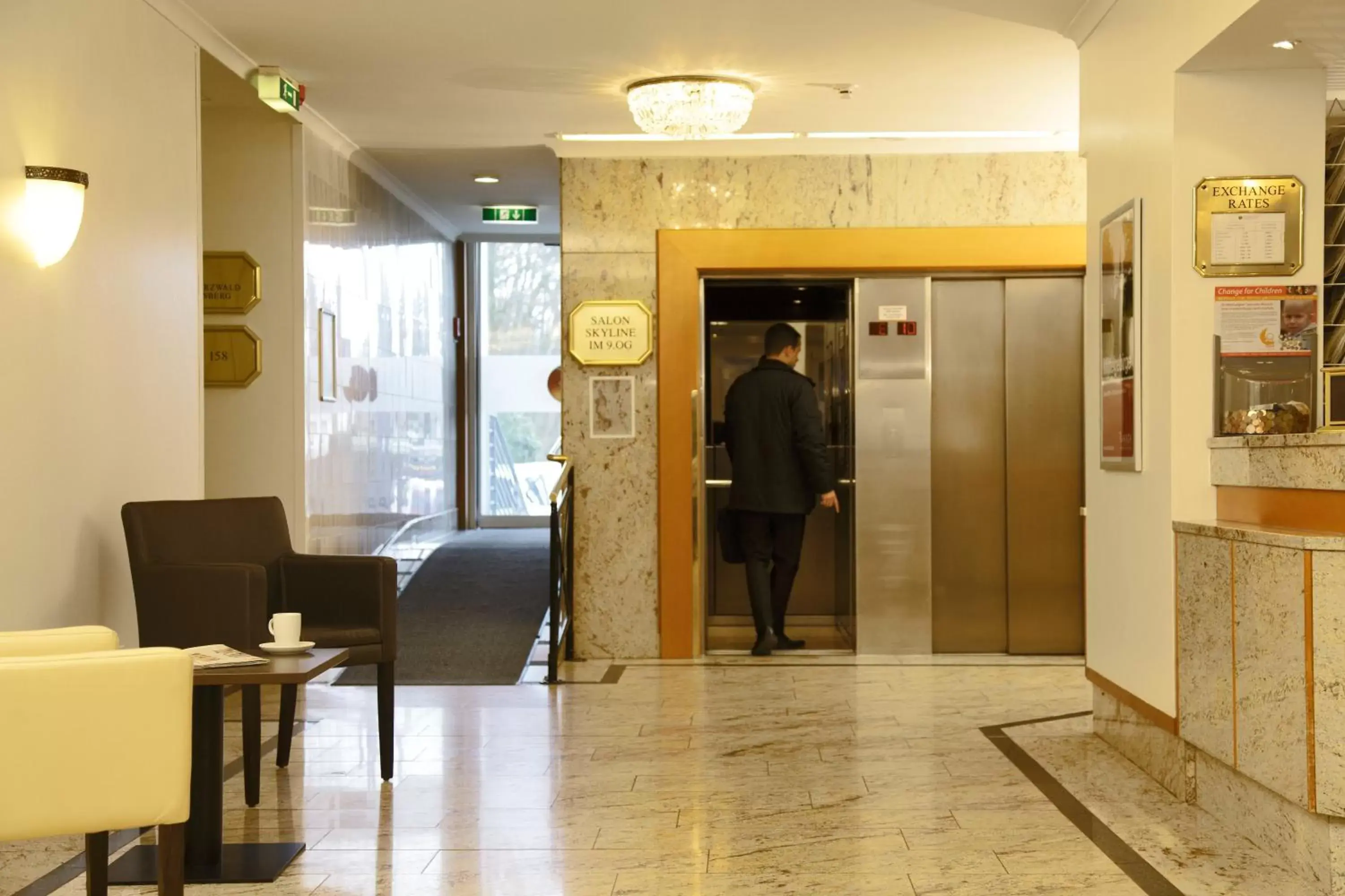 Lobby or reception in H4 Hotel Frankfurt Messe