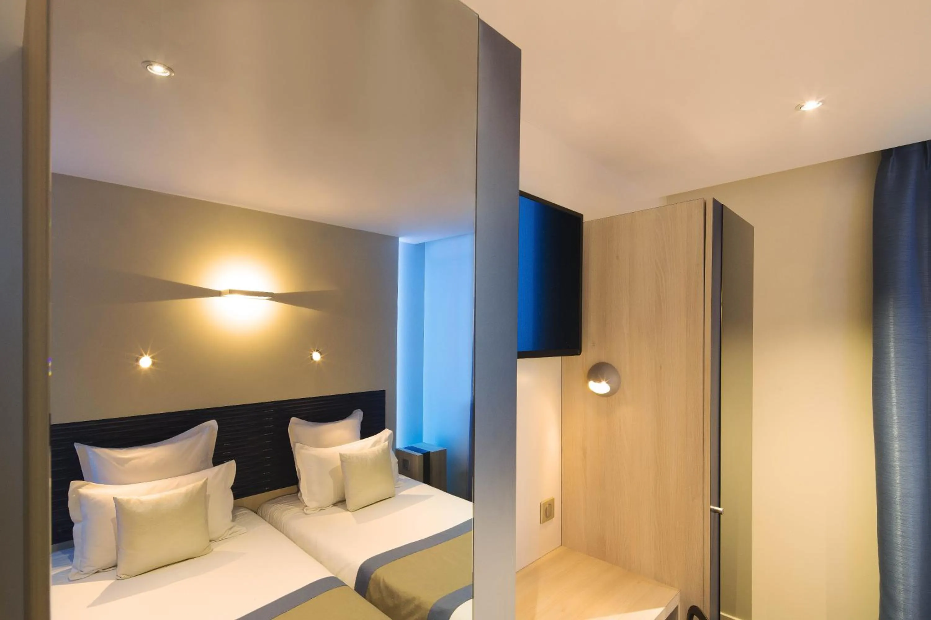 Bedroom, Bed in Hôtel Brésil Opéra SPA