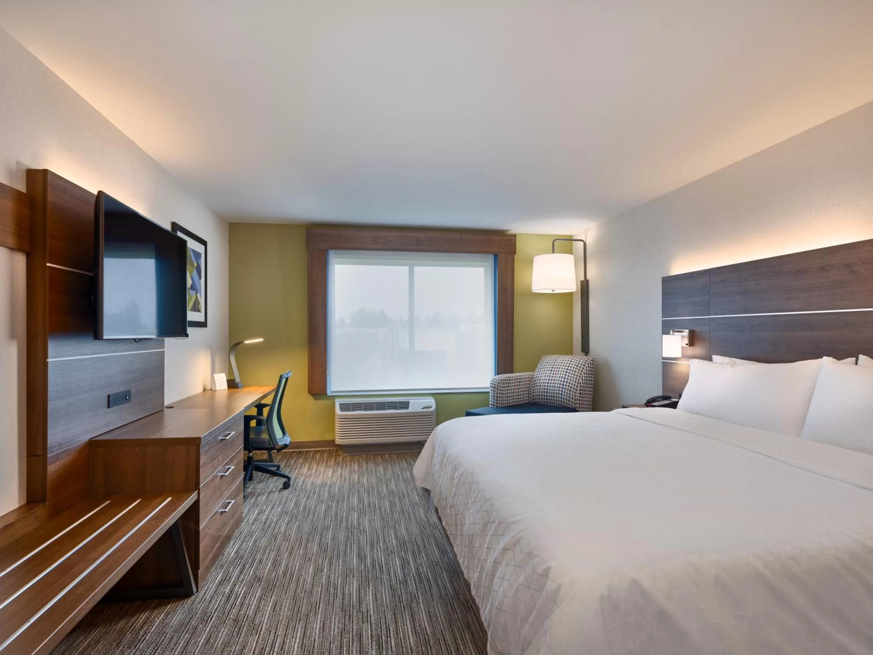 Bedroom, Bed in Holiday Inn Express & Suites Salem North - Keizer by IHG