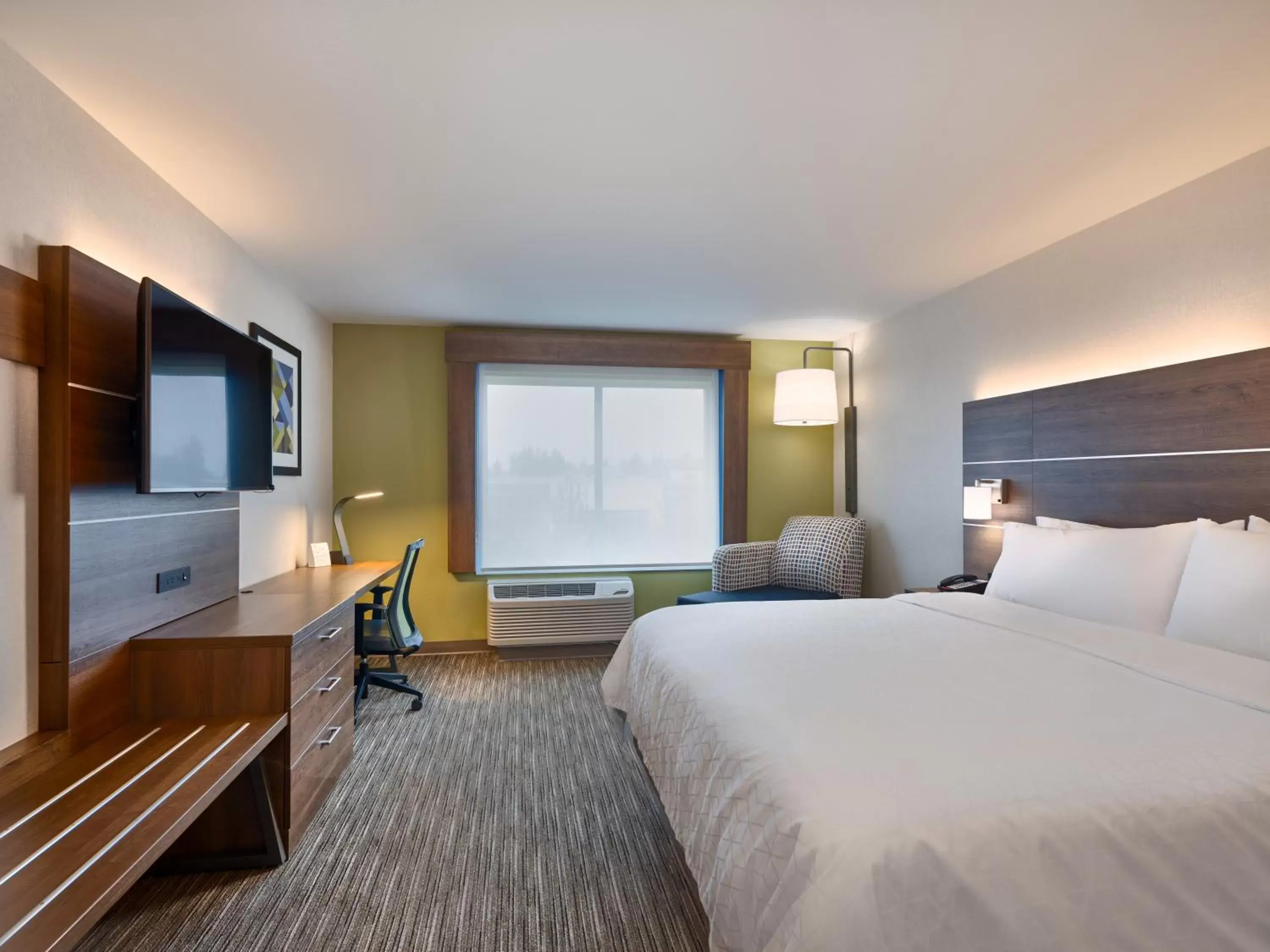 Bedroom in Holiday Inn Express & Suites Salem North - Keizer, an IHG Hotel