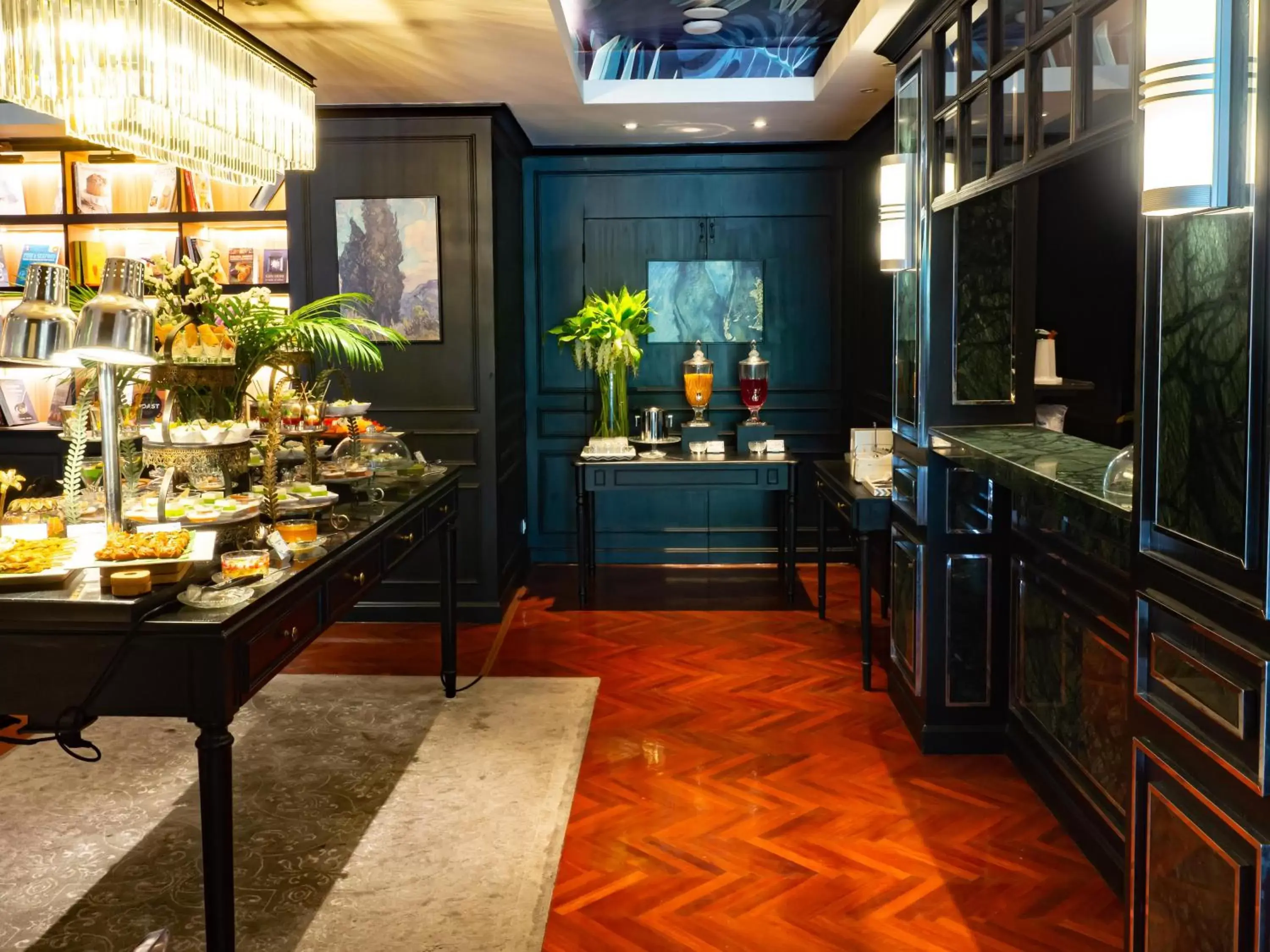 Lounge or bar, Kitchen/Kitchenette in Akara Hotel