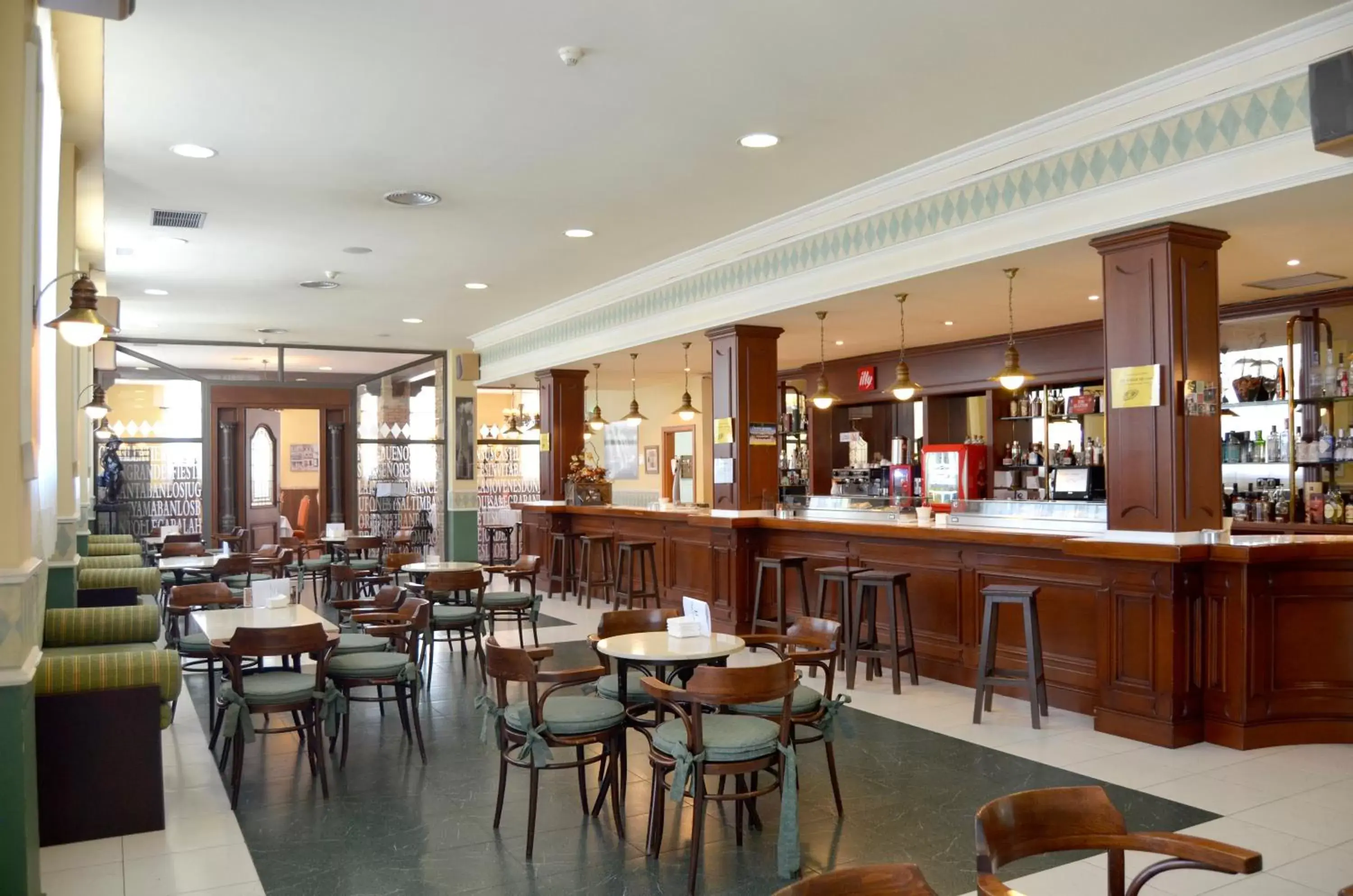 Lounge or bar, Restaurant/Places to Eat in Hotel Lasa Sport
