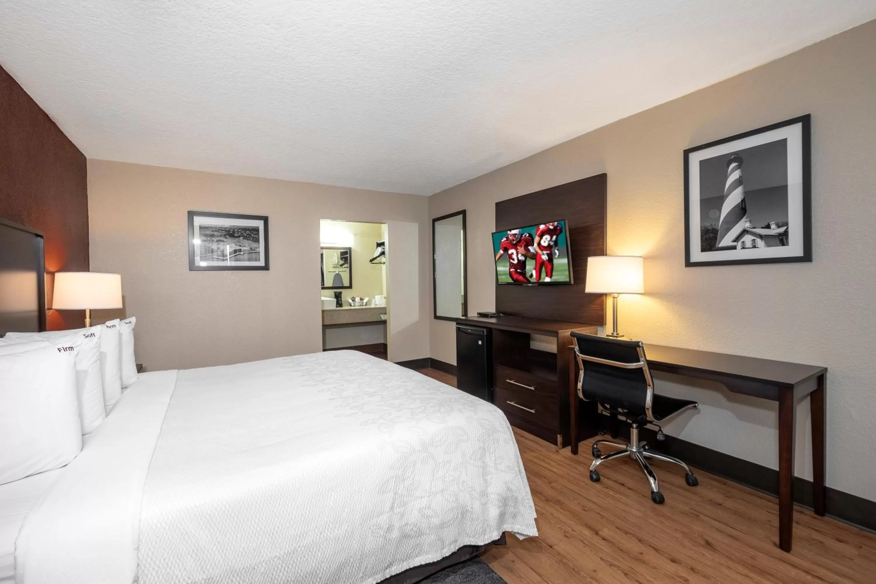 Photo of the whole room, Bed in Red Roof Inn PLUS+ St. Augustine