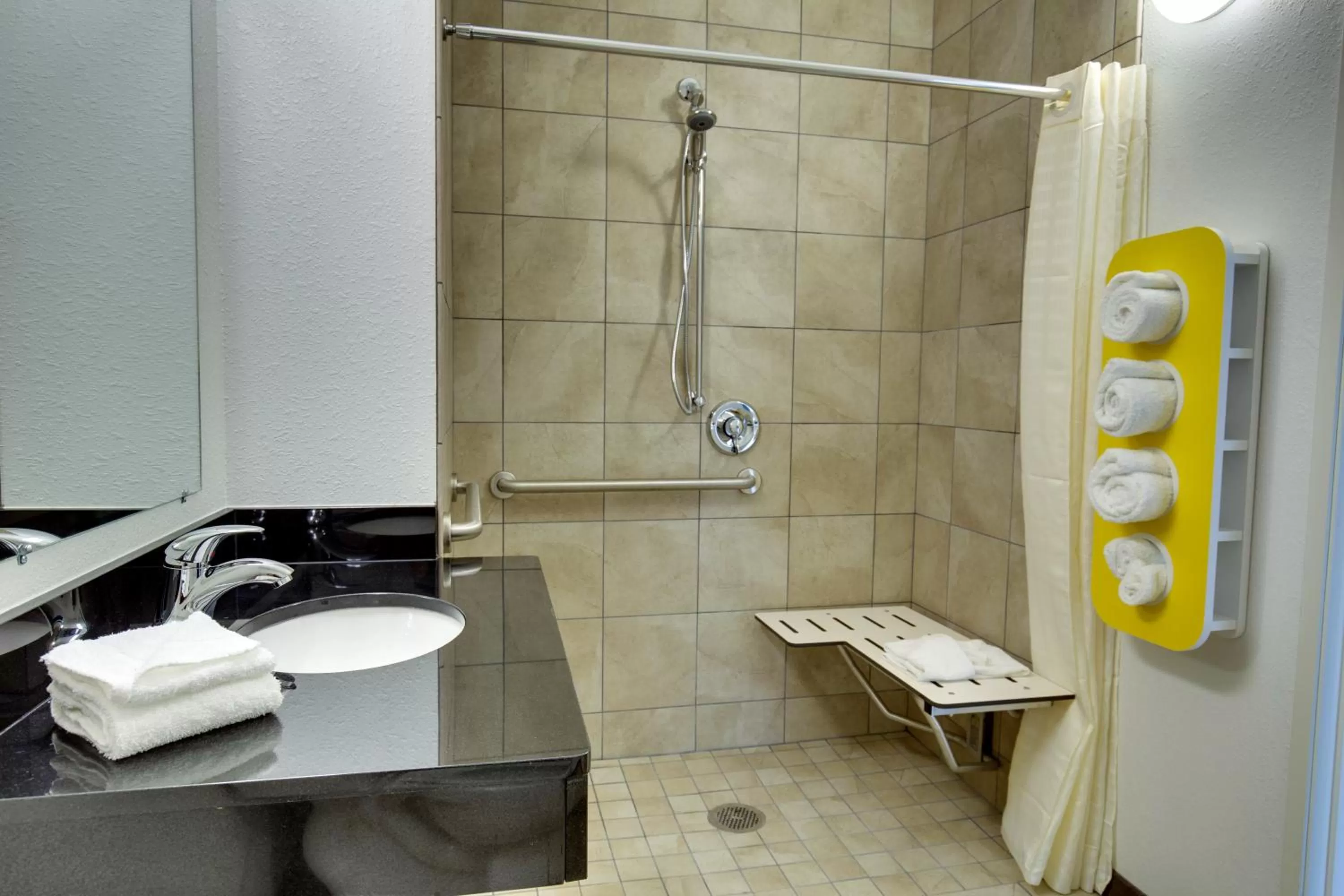 Bathroom in Motel 6 Poplar Bluff, MO