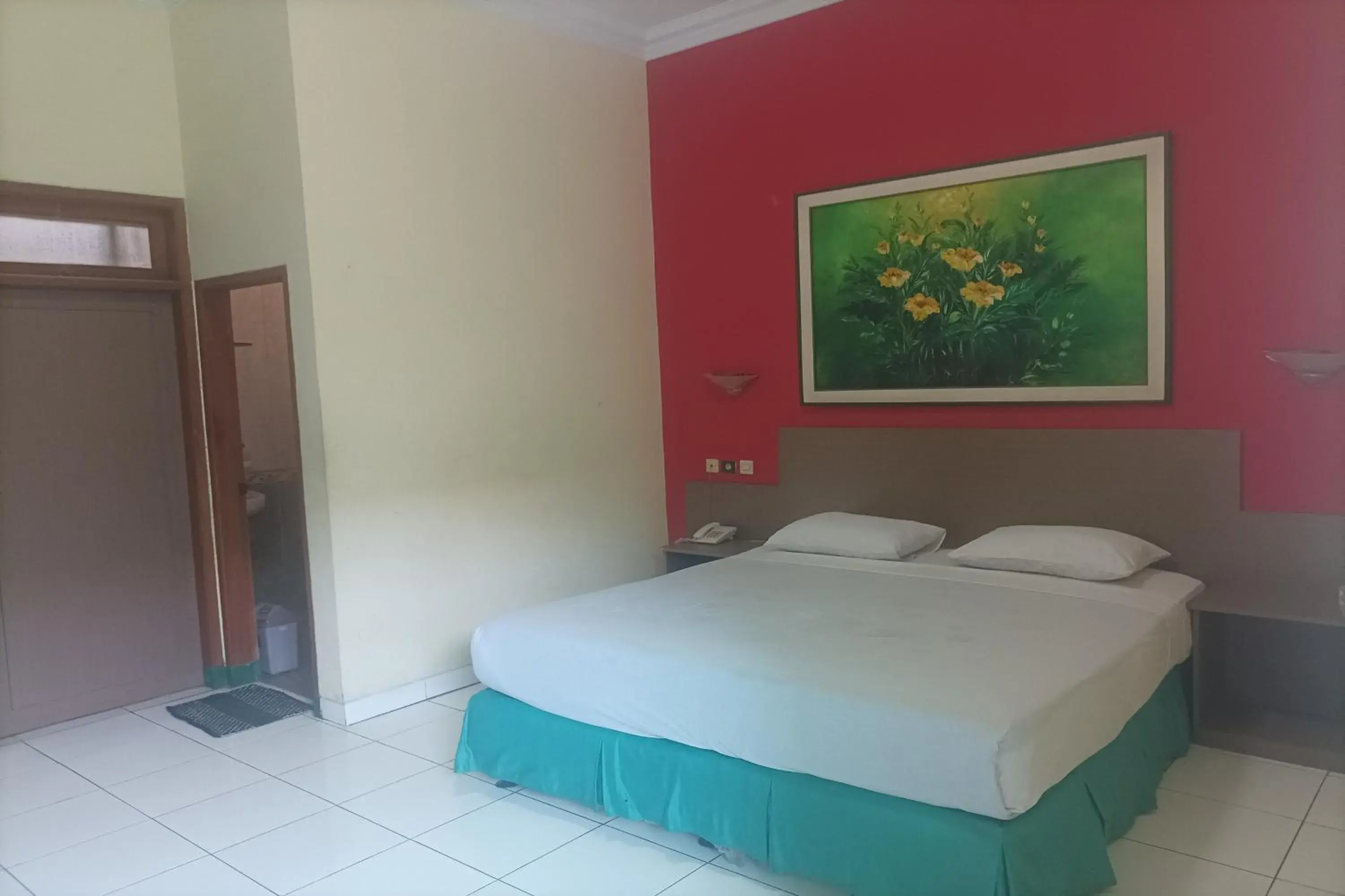 Photo of the whole room, Bed in RedDoorz Plus near Alun Alun Kejaksan Cirebon