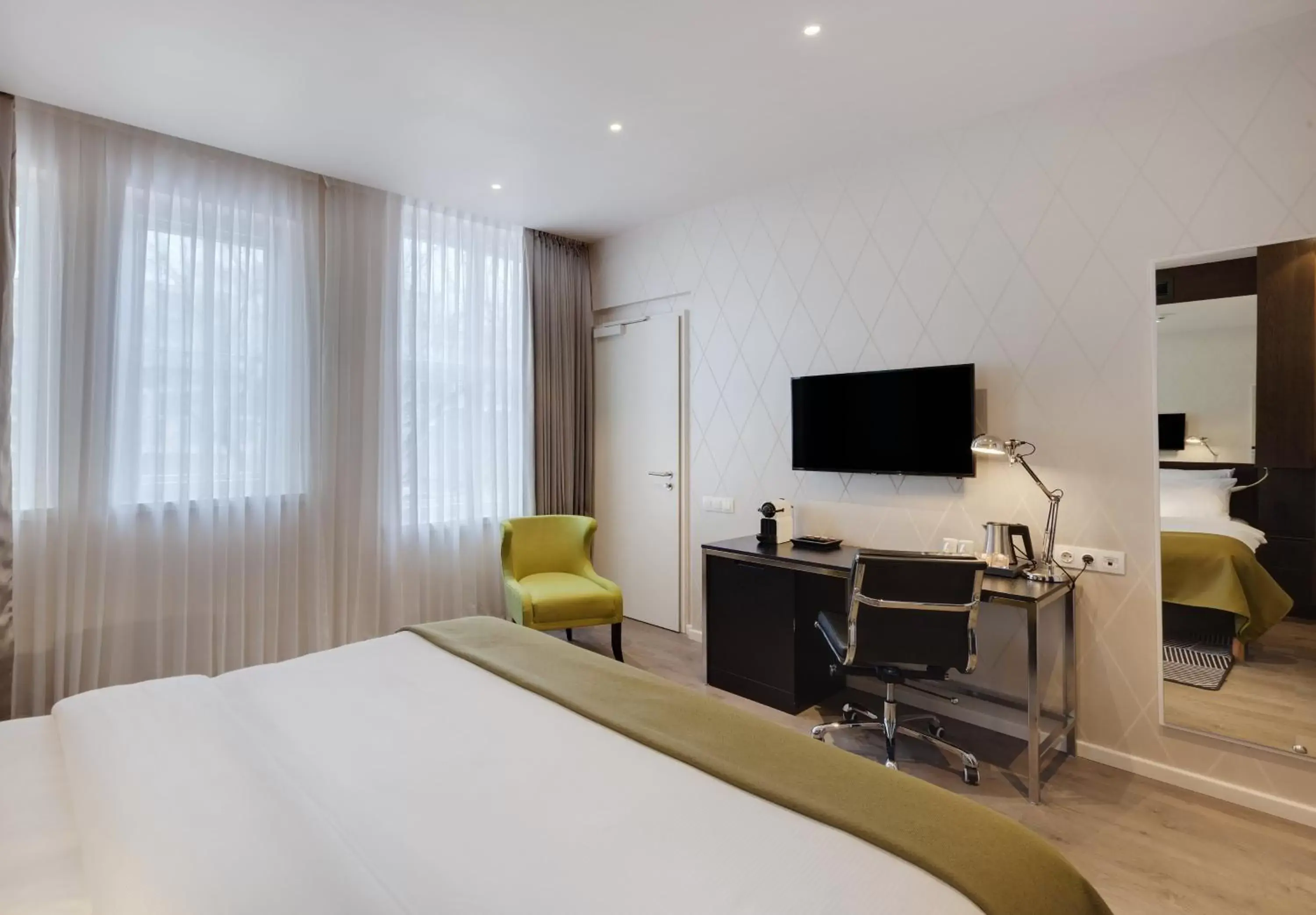 Photo of the whole room, TV/Entertainment Center in Holiday Inn Dresden - Am Zwinger, an IHG Hotel