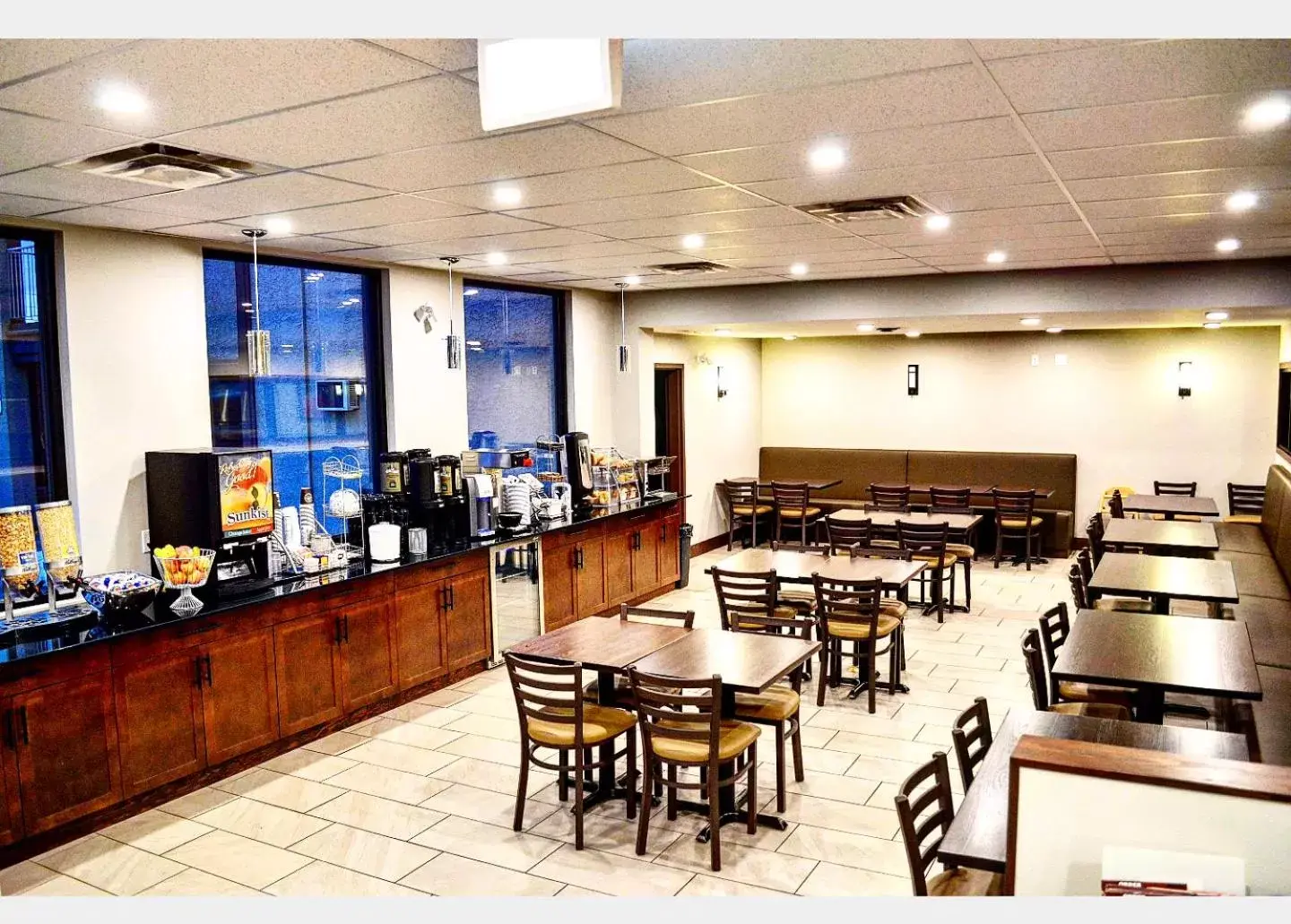 Continental breakfast, Restaurant/Places to Eat in Super 8 by Wyndham Kelowna BC