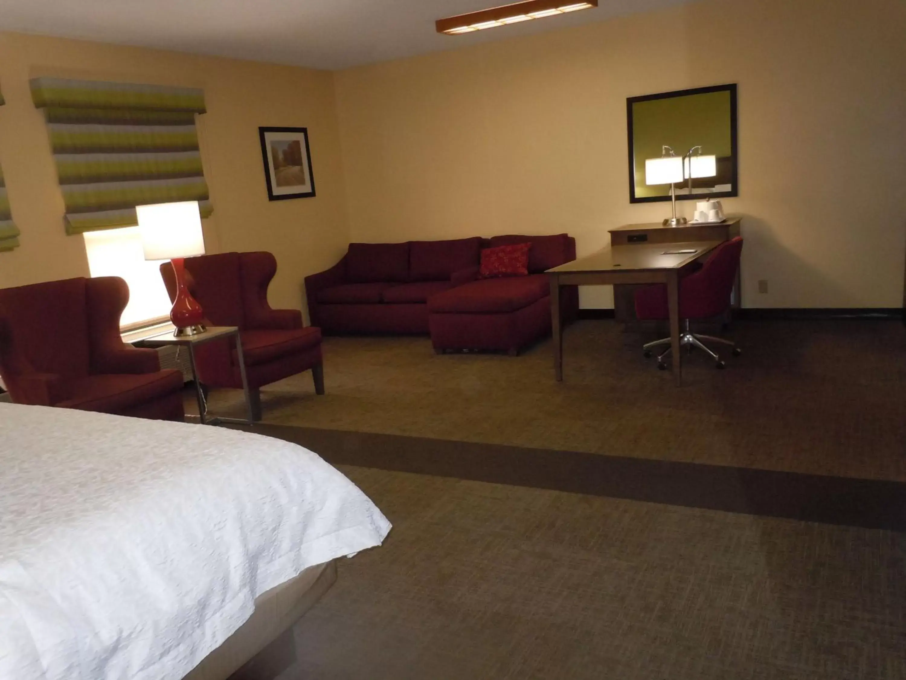 Bed, Seating Area in Hampton Inn Shelbyville
