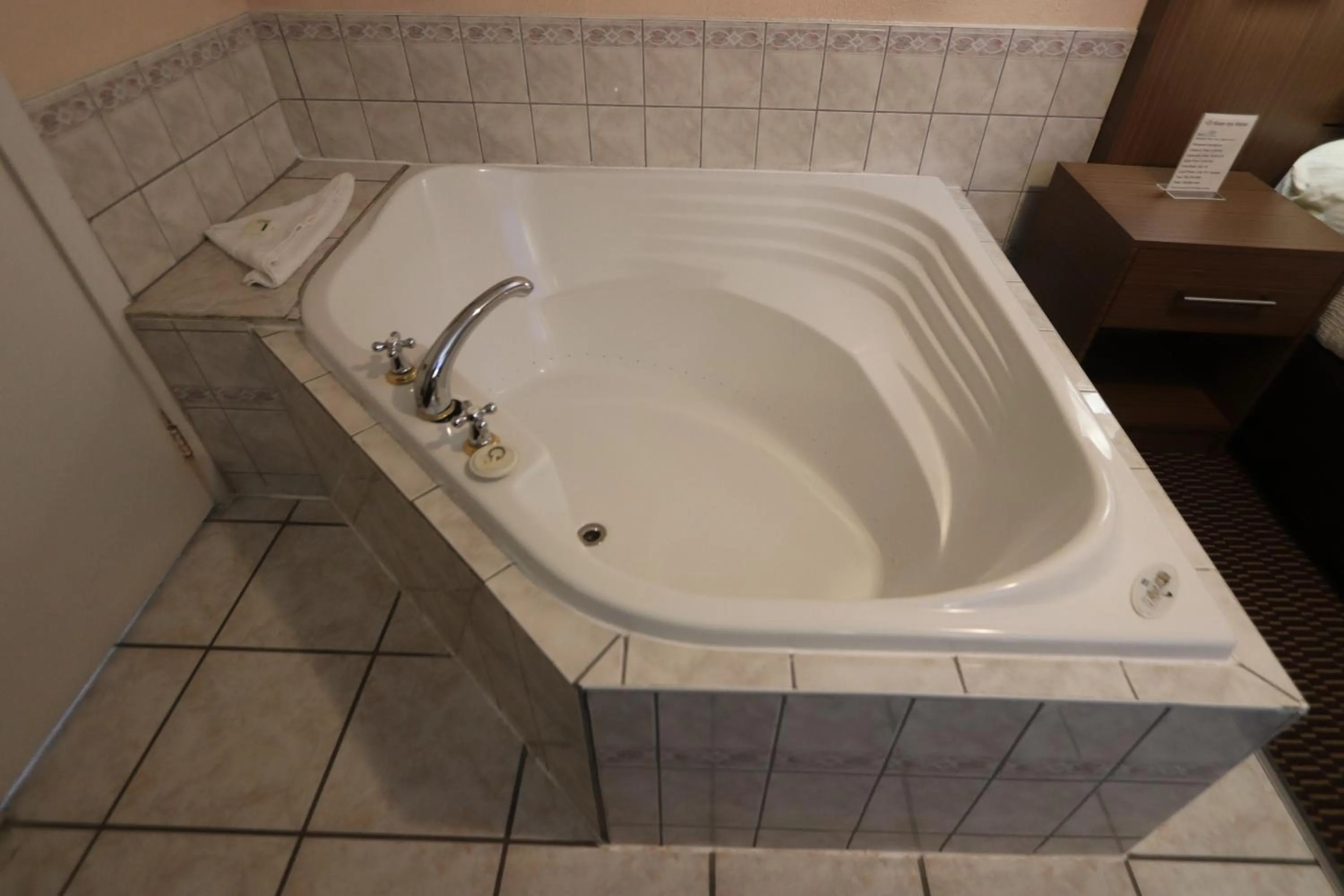 Hot Tub in Campbellford River Inn