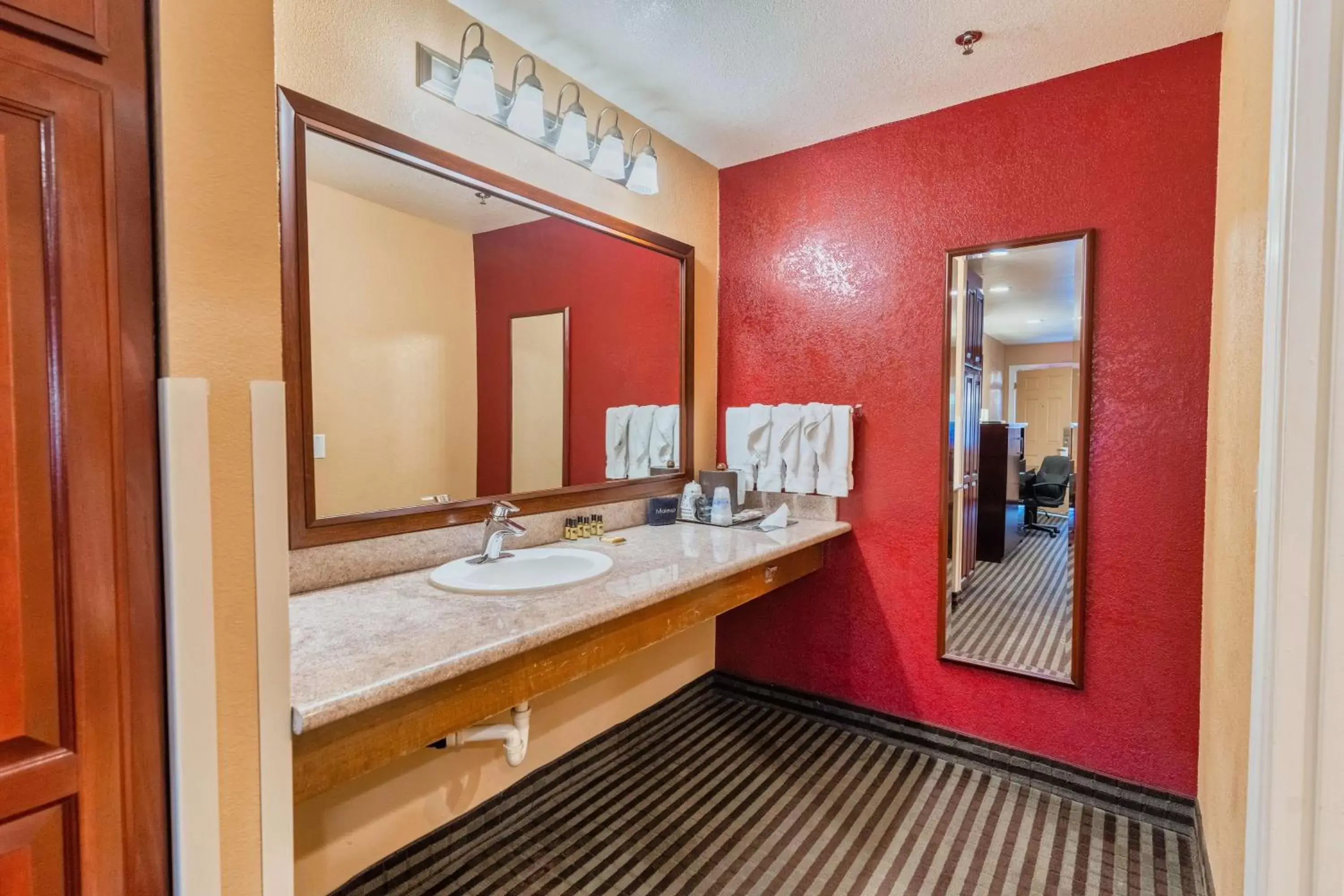 Bedroom, Bathroom in Best Western Plus Yosemite Way Station