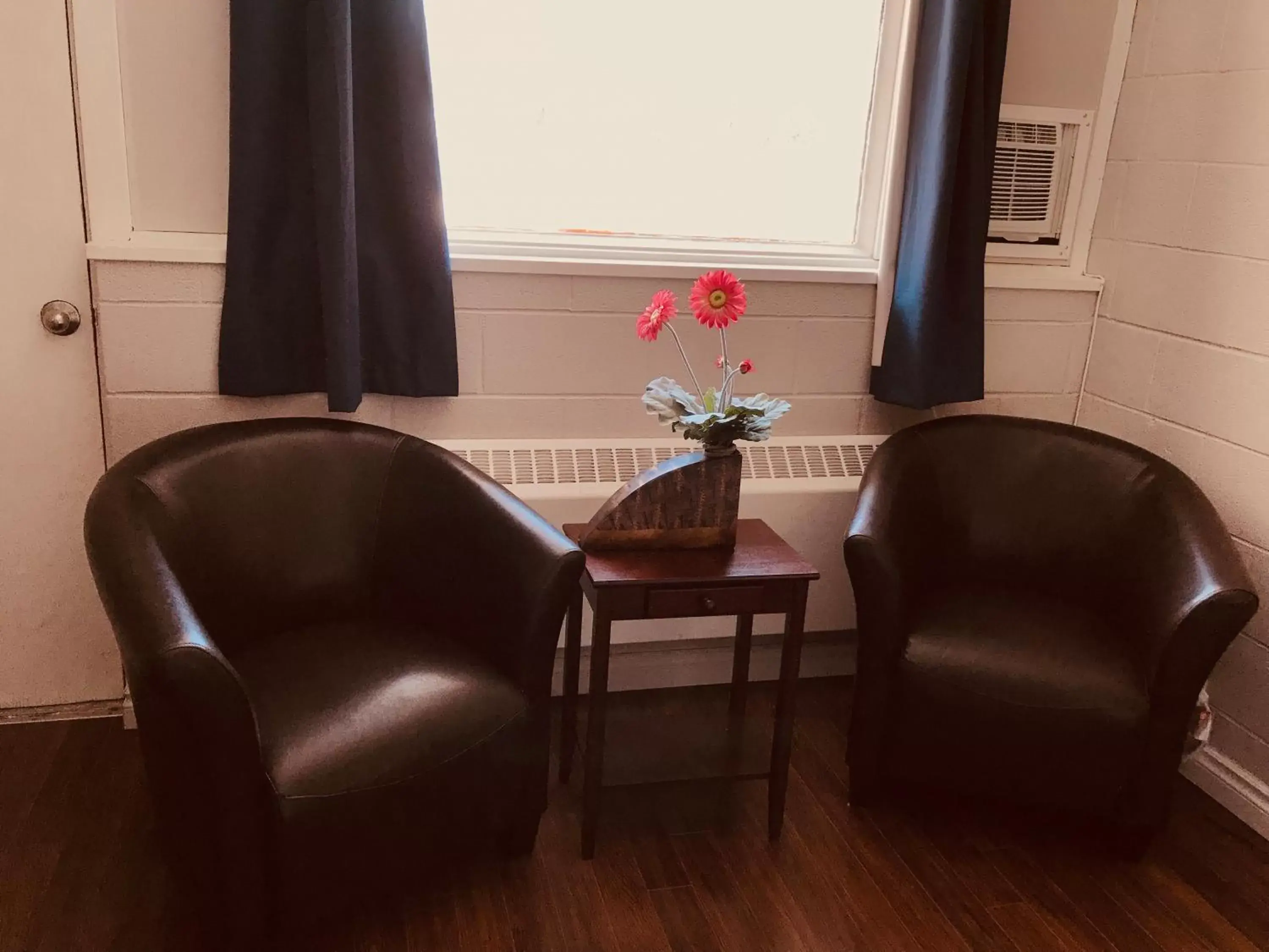 Decorative detail, Seating Area in Manitou Motor Inn