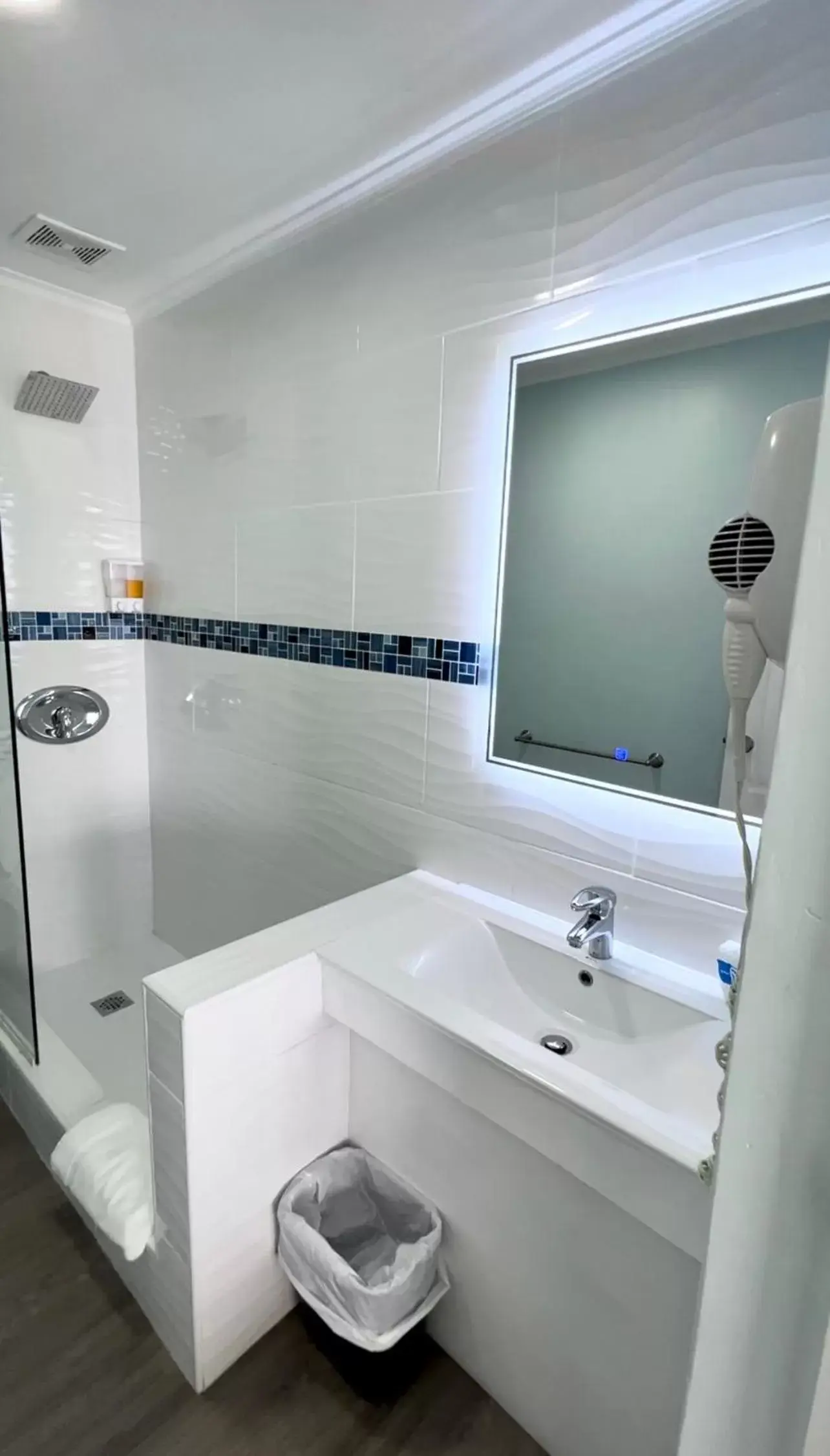 Shower, Bathroom in Dover Beach Hotel