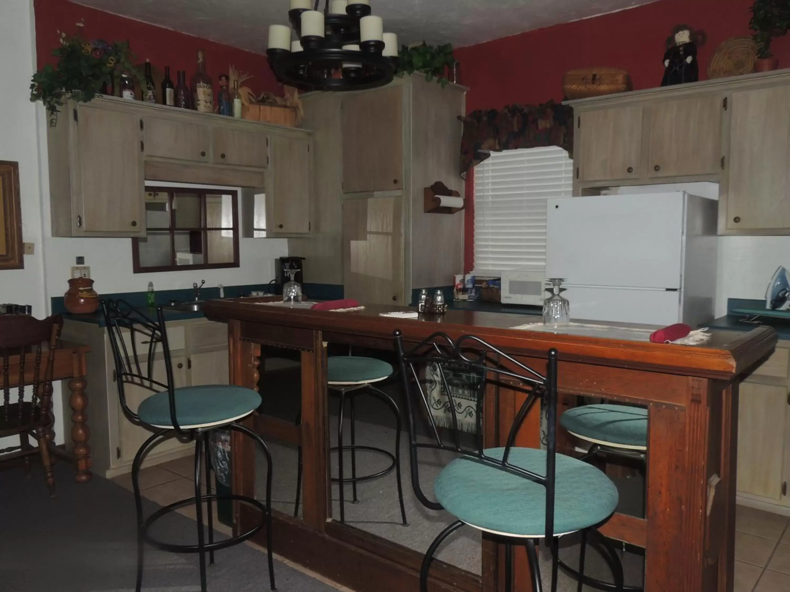 Kitchen/Kitchenette in The Whispering Pines Inn