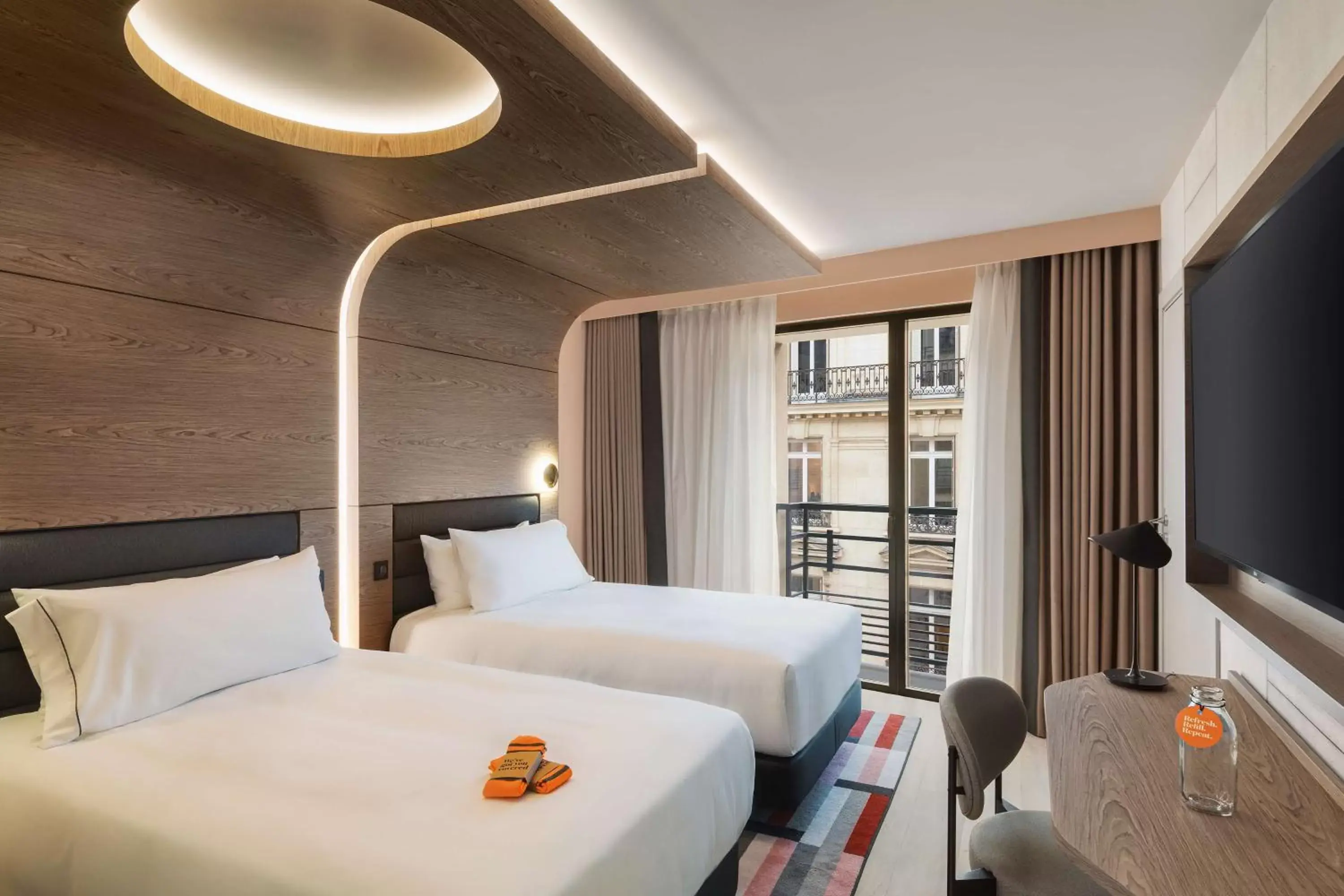 Bedroom, Bed in Canopy By Hilton Paris Trocadero