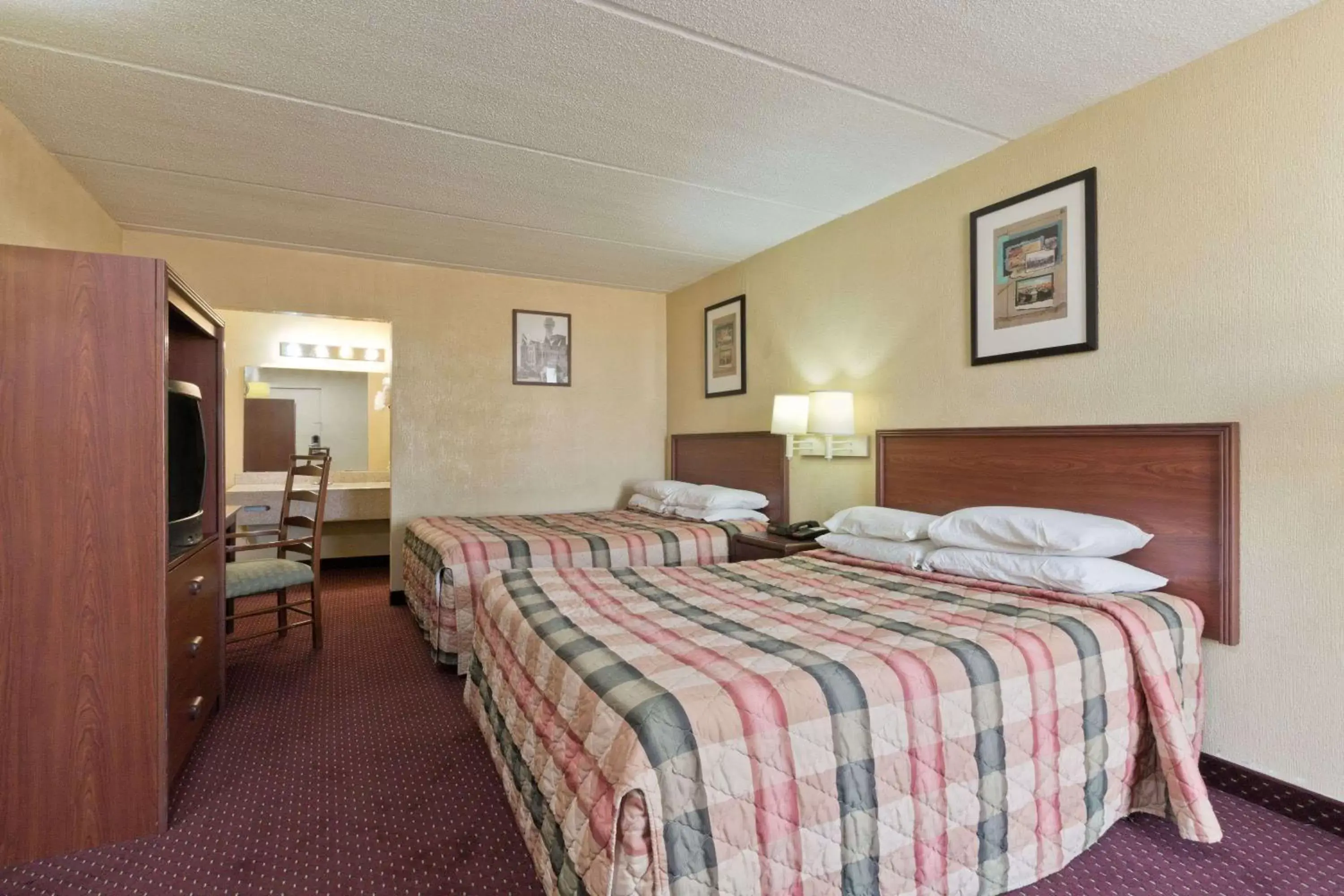 Photo of the whole room, Bed in Knights Inn Brenham