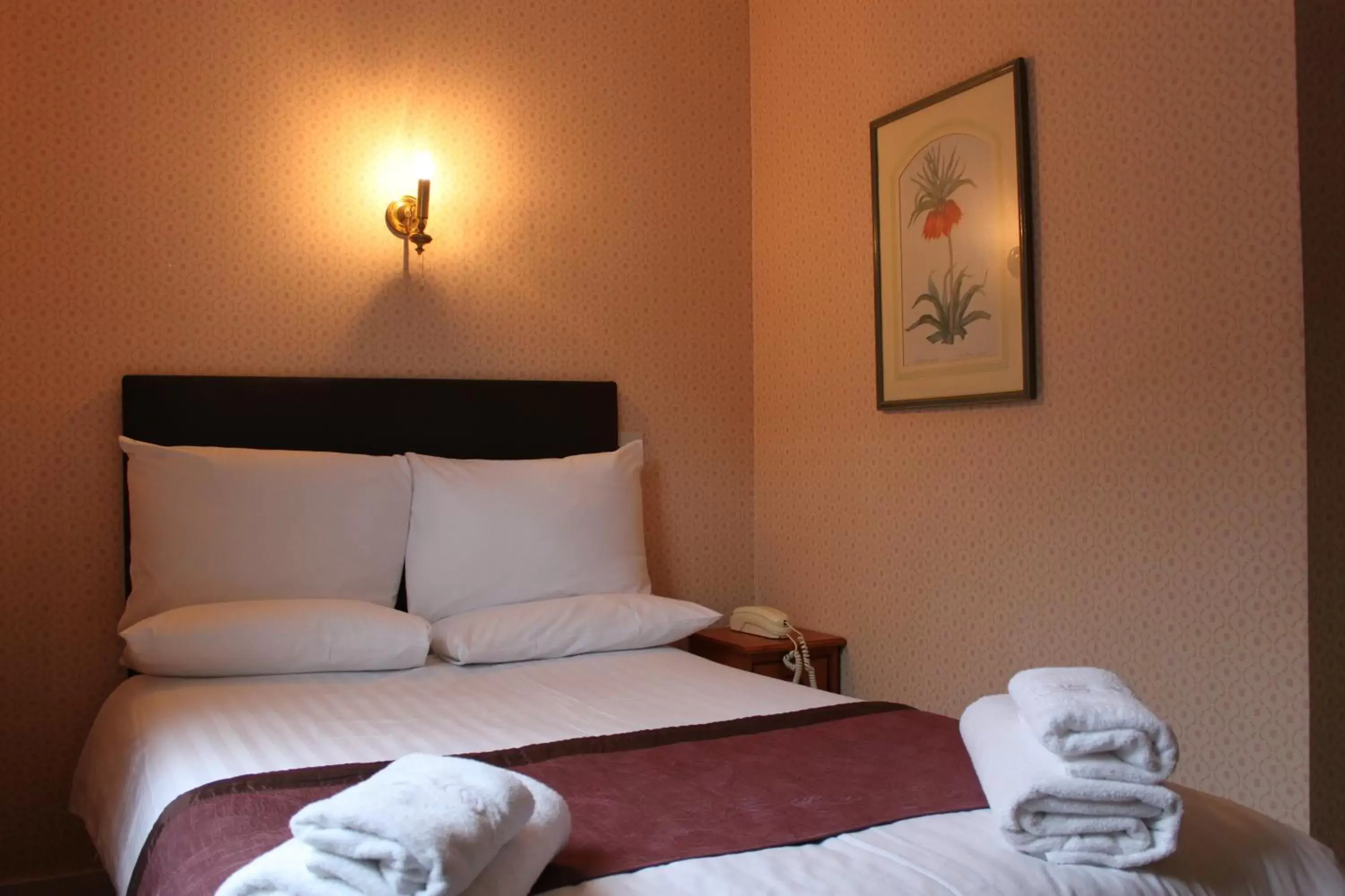 Bedroom, Bed in Brook Red Lion Hotel