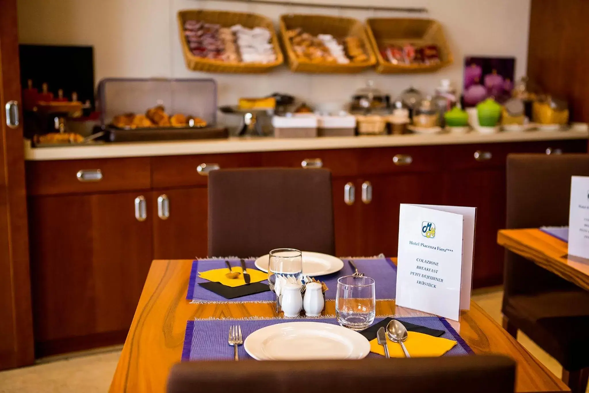 Buffet breakfast, Restaurant/Places to Eat in MH Hotel Piacenza Fiera