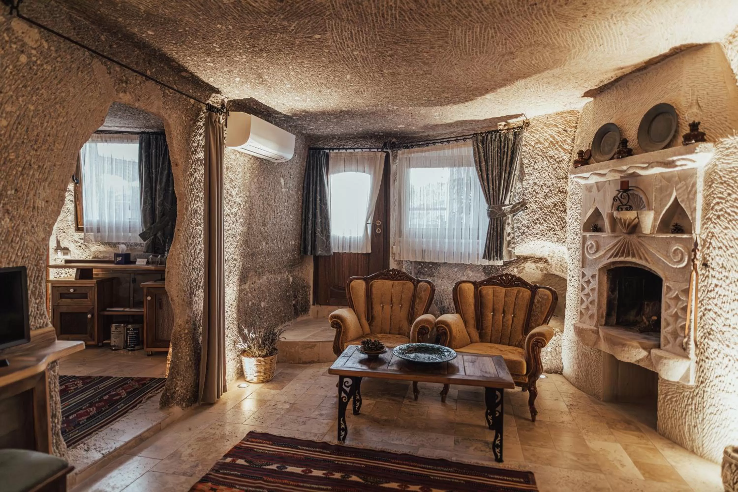 TV and multimedia in Şah Saray Cave Suites Halal Hotel