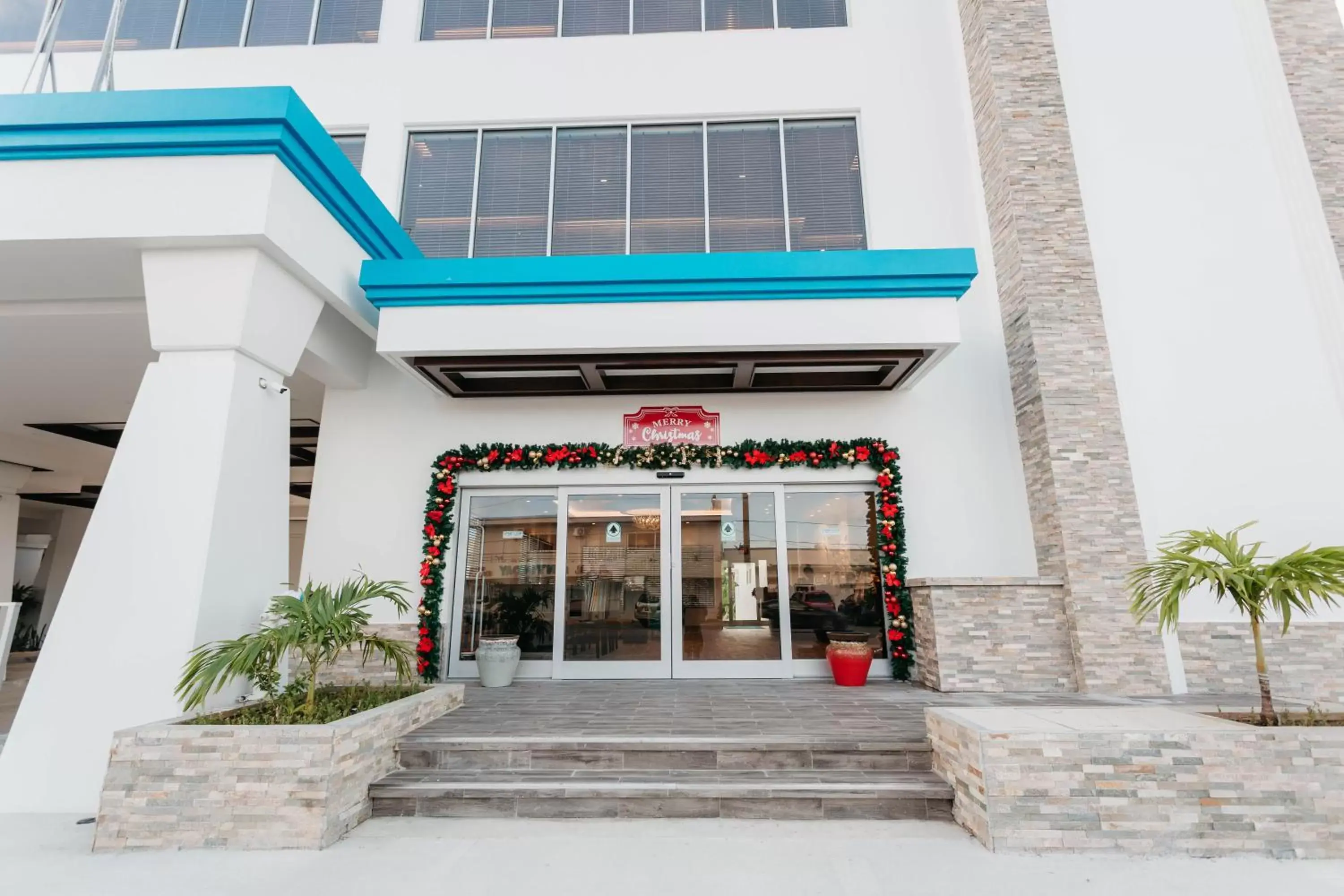 Facade/entrance in Surfrider Resort Hotel