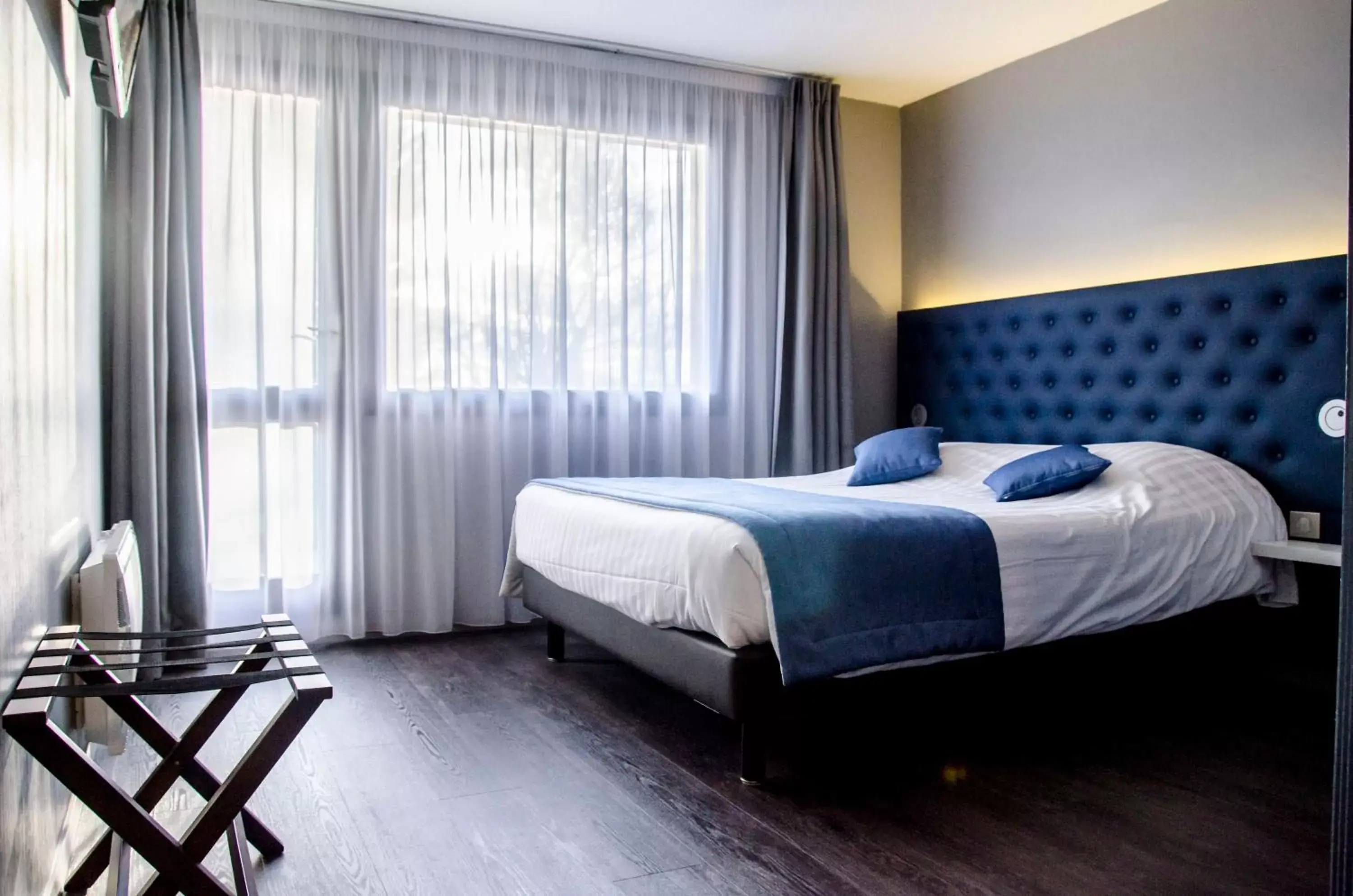 Bedroom, Bed in The Originals City, Hôtel Les Caps, Saint-Brieuc Est