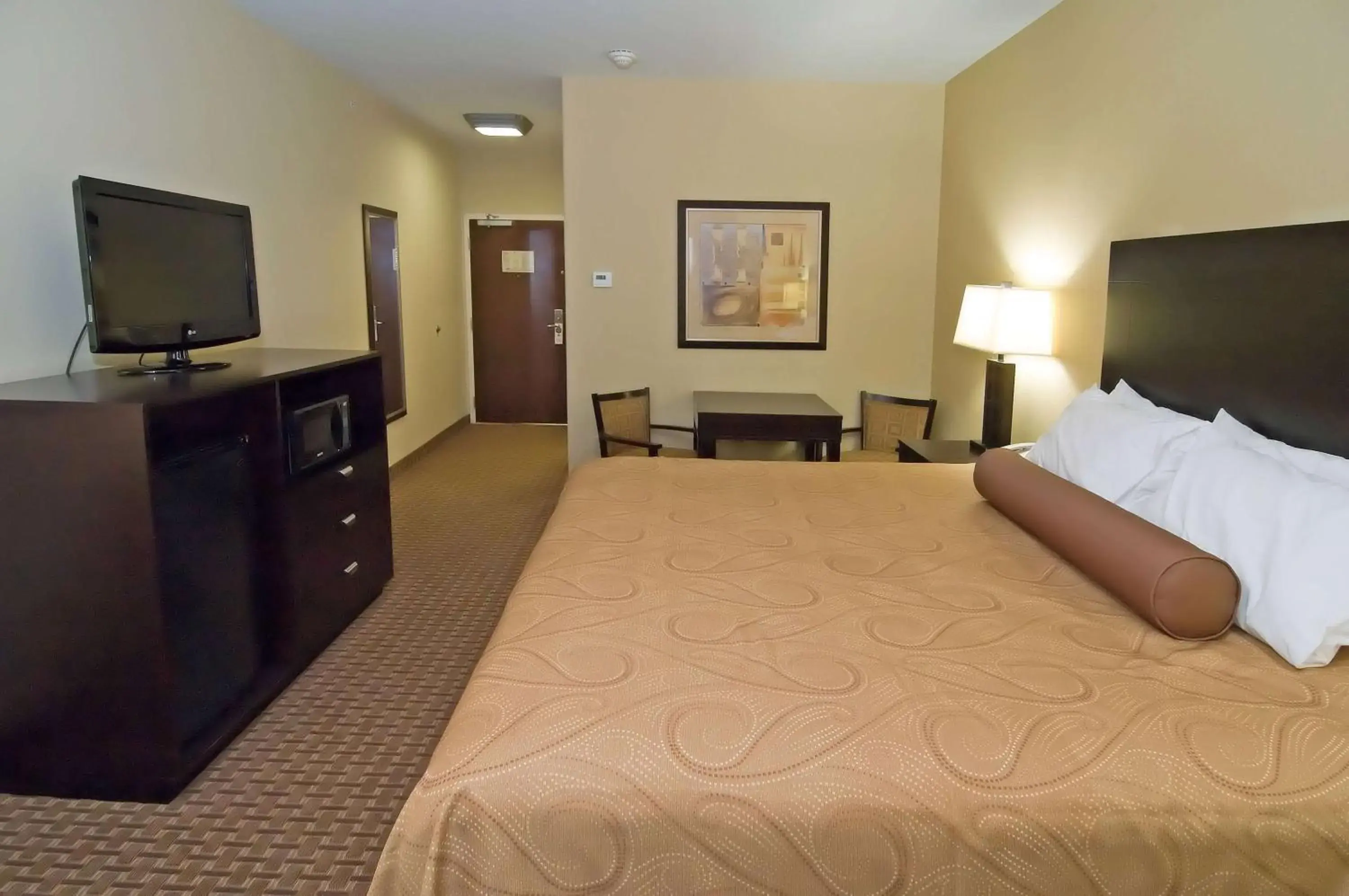 King Room with Roll-In Shower - Mobility Access/Non-Smoking in Best Western Bastrop Pines Inn