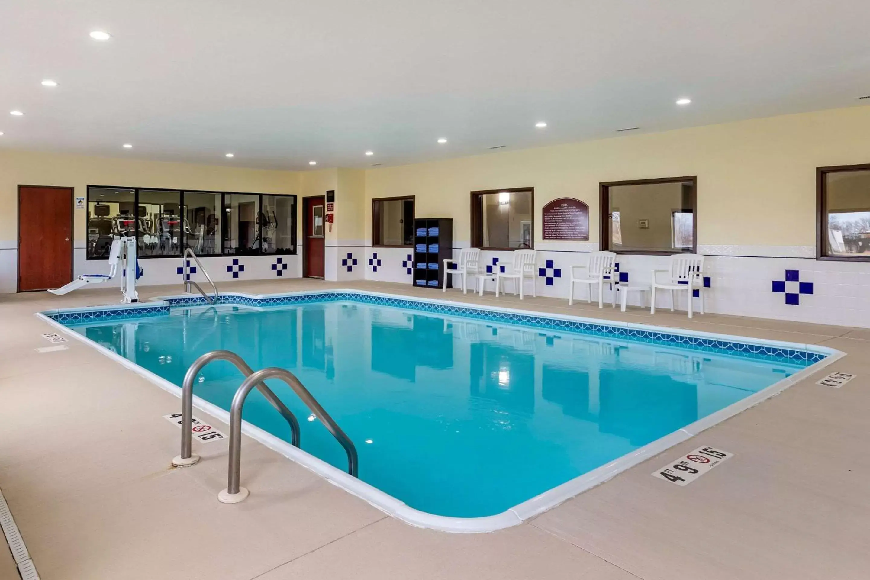 On site, Swimming Pool in Comfort Inn & Suites Davenport - Quad Cities