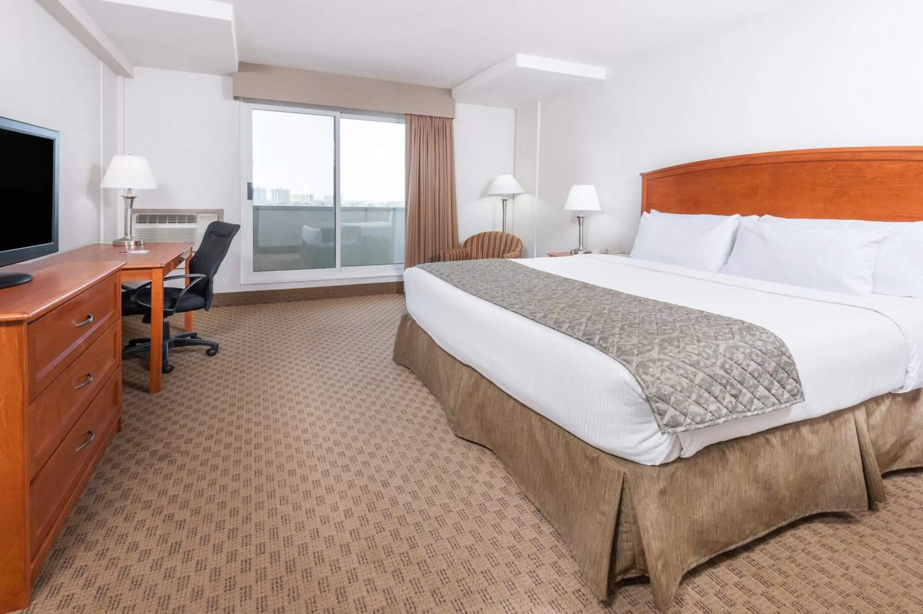 Business King Room in Ramada by Wyndham Edmonton South