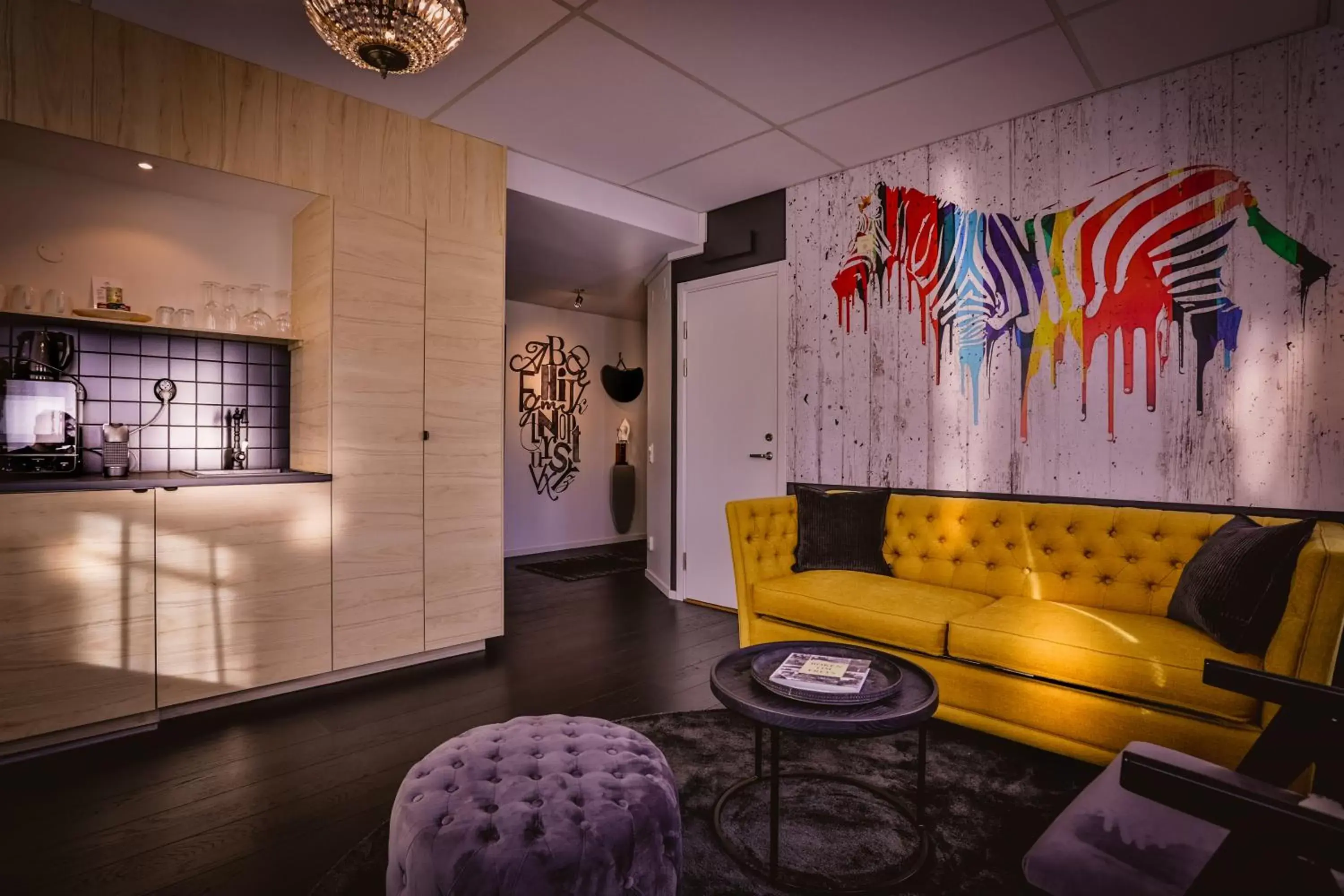 Kitchen or kitchenette, Seating Area in Freys Hotel