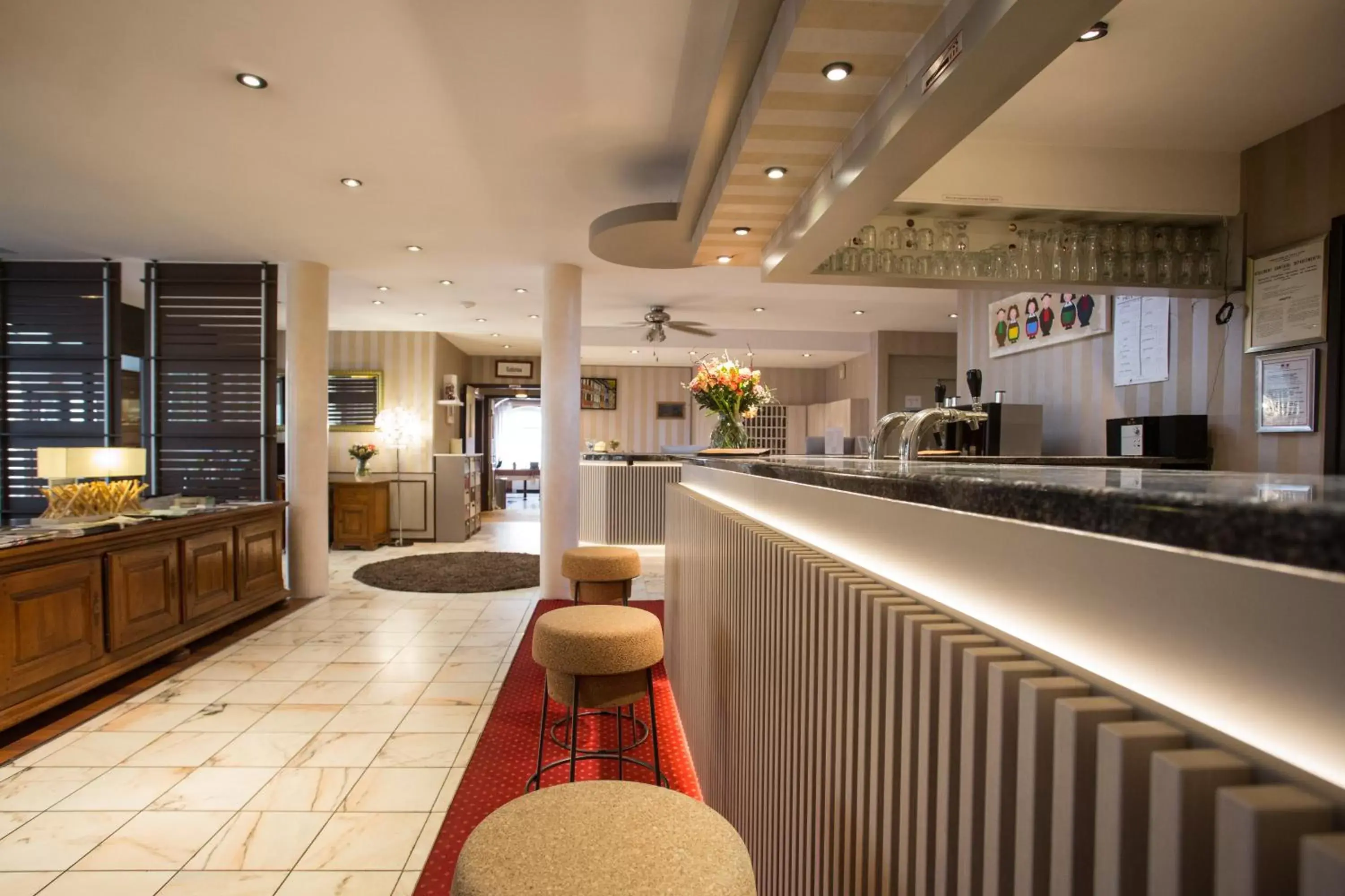 Lounge or bar, Lobby/Reception in Hôtel Le Rapp