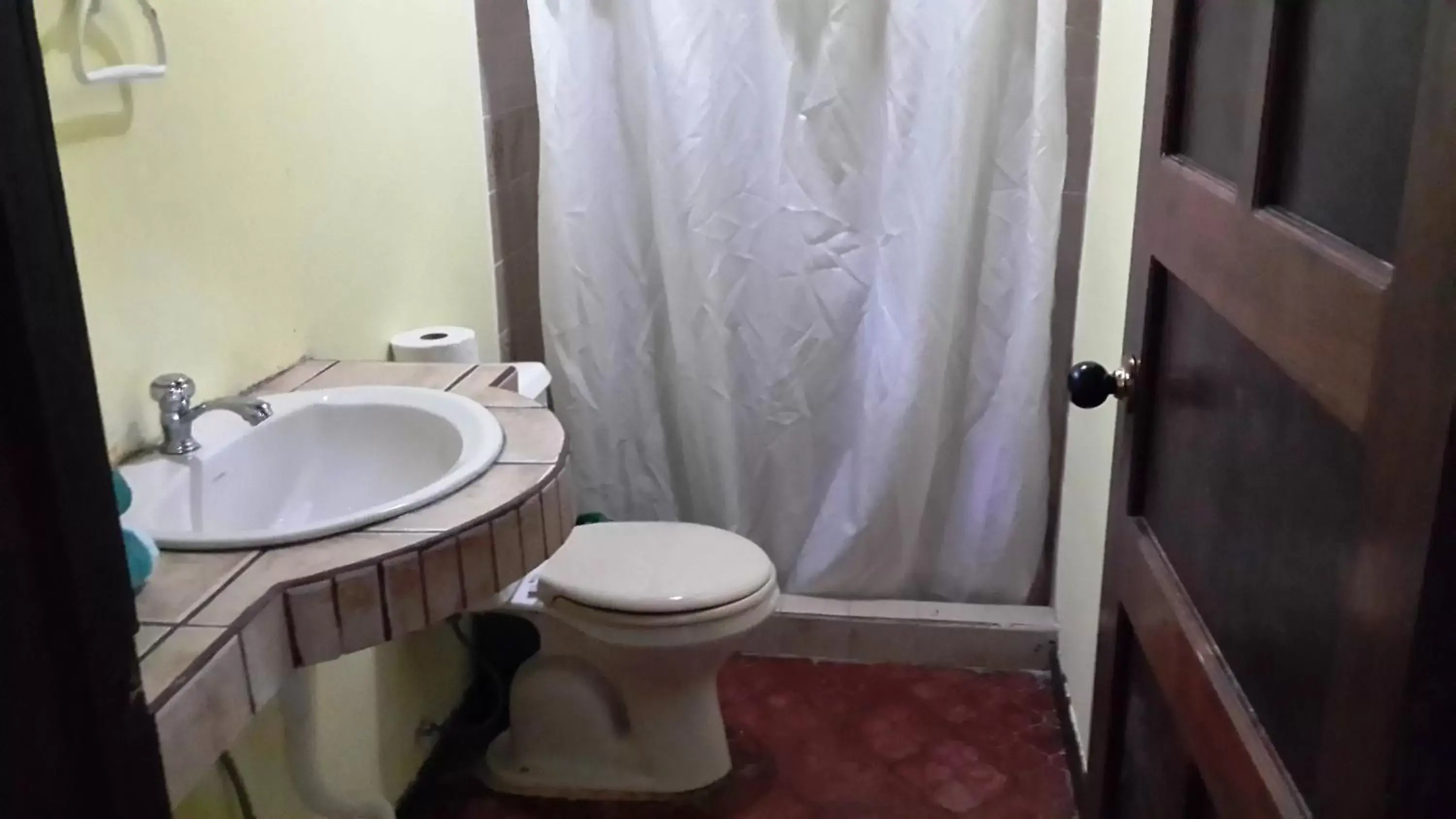 Photo of the whole room, Bathroom in La Purruja Lodge