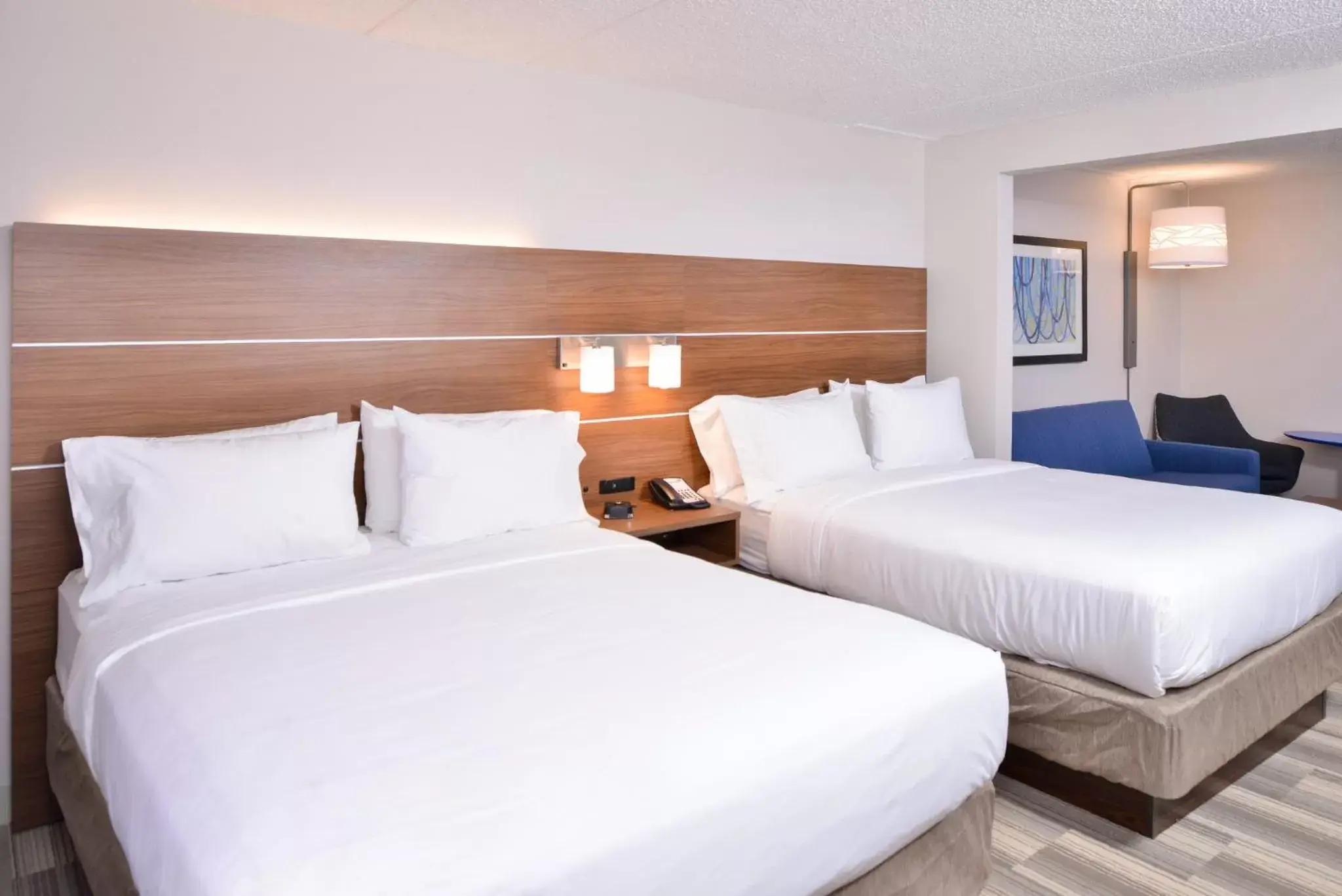 Photo of the whole room, Bed in Holiday Inn Express Hotel & Suites Indianapolis Dtn-Conv Ctr, an IHG Hotel