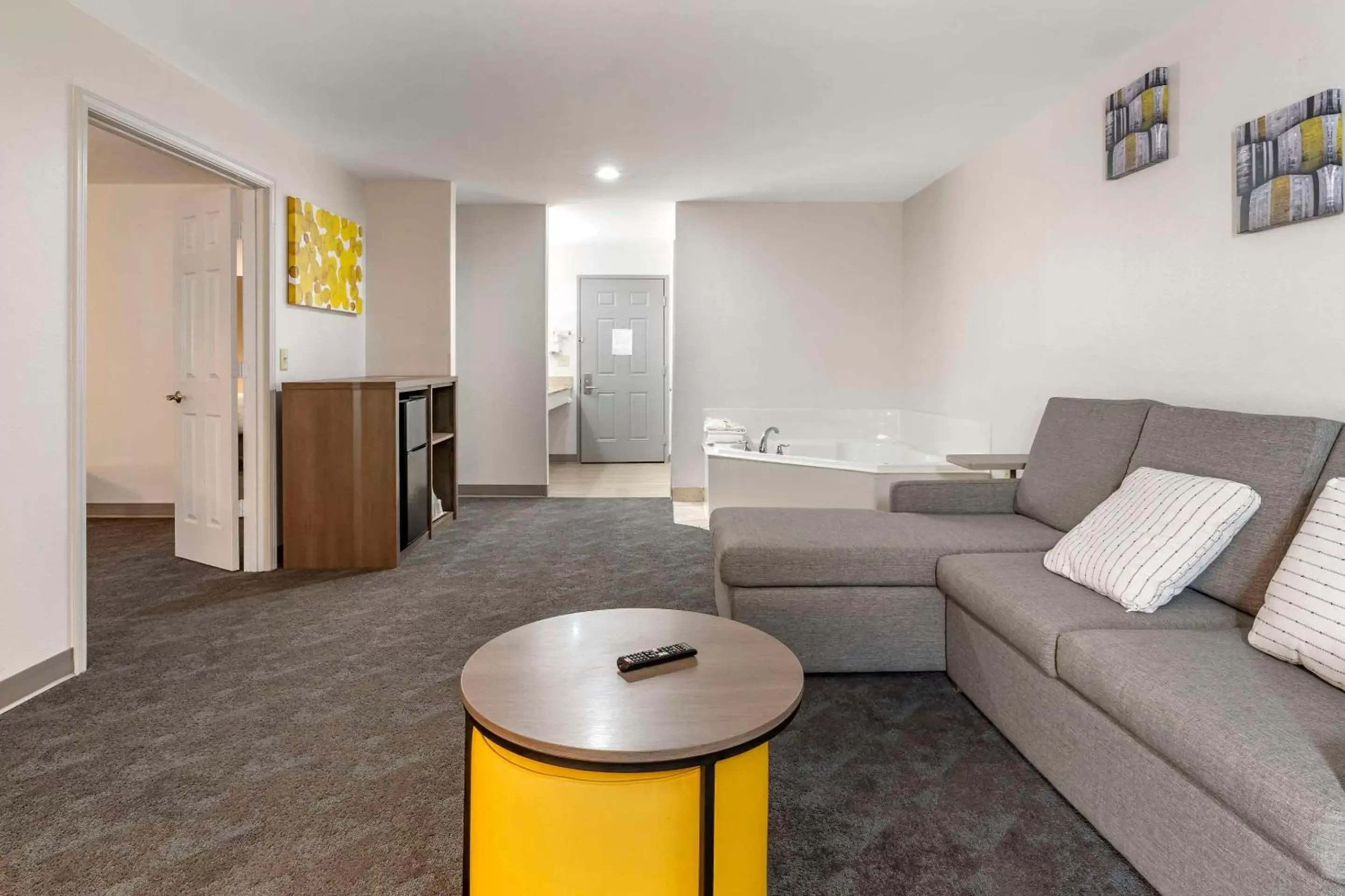 Bedroom, Seating Area in Comfort Inn & Suites