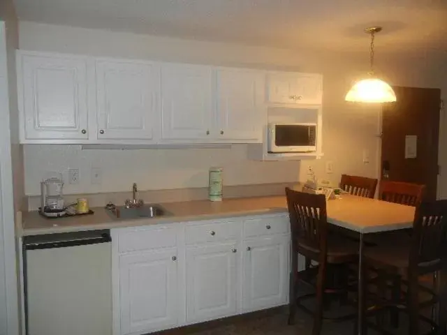 Kitchen or kitchenette, Kitchen/Kitchenette in The Landmark Inn