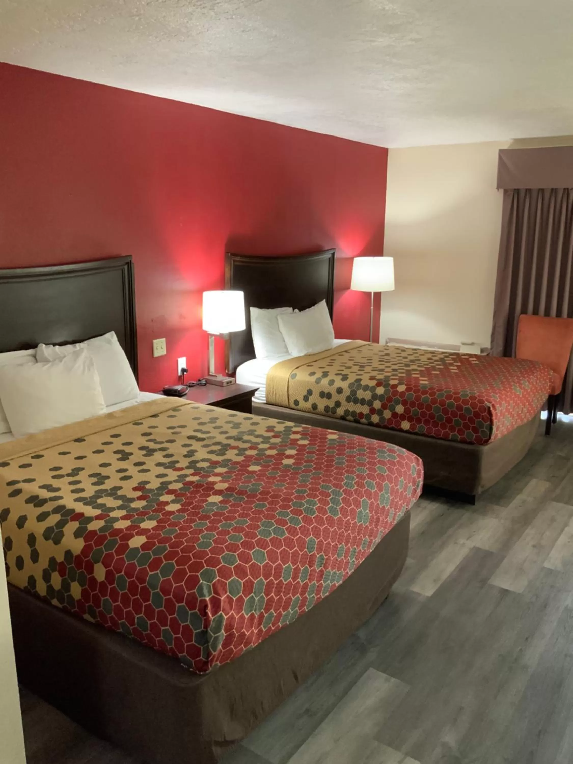 Bedroom, Bed in Econo Lodge - Perry National Fair Ground Area