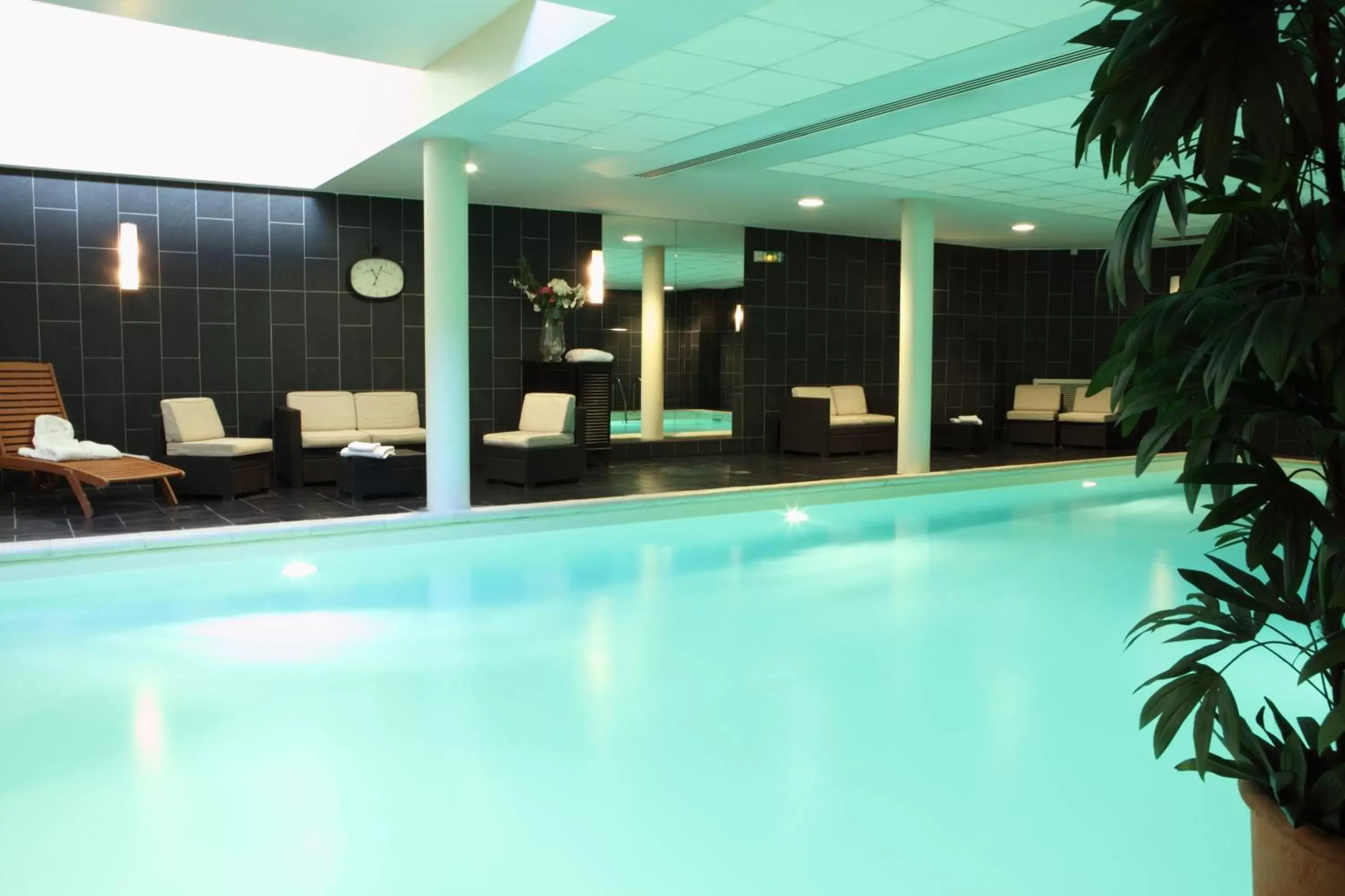 Swimming Pool in Amiral Hôtel