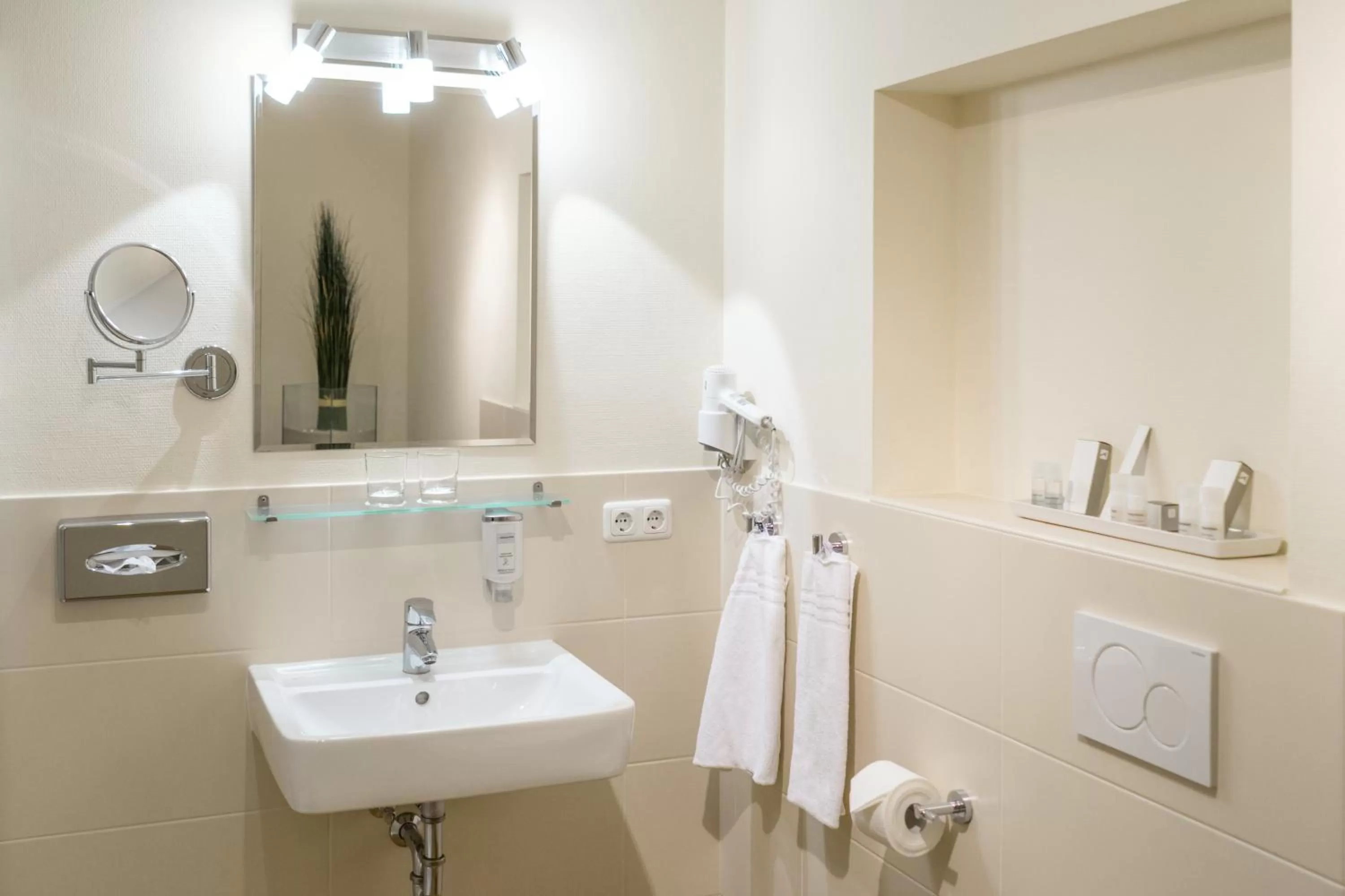 Bathroom in Das Frühstückshotel Sankt Peter-Ording