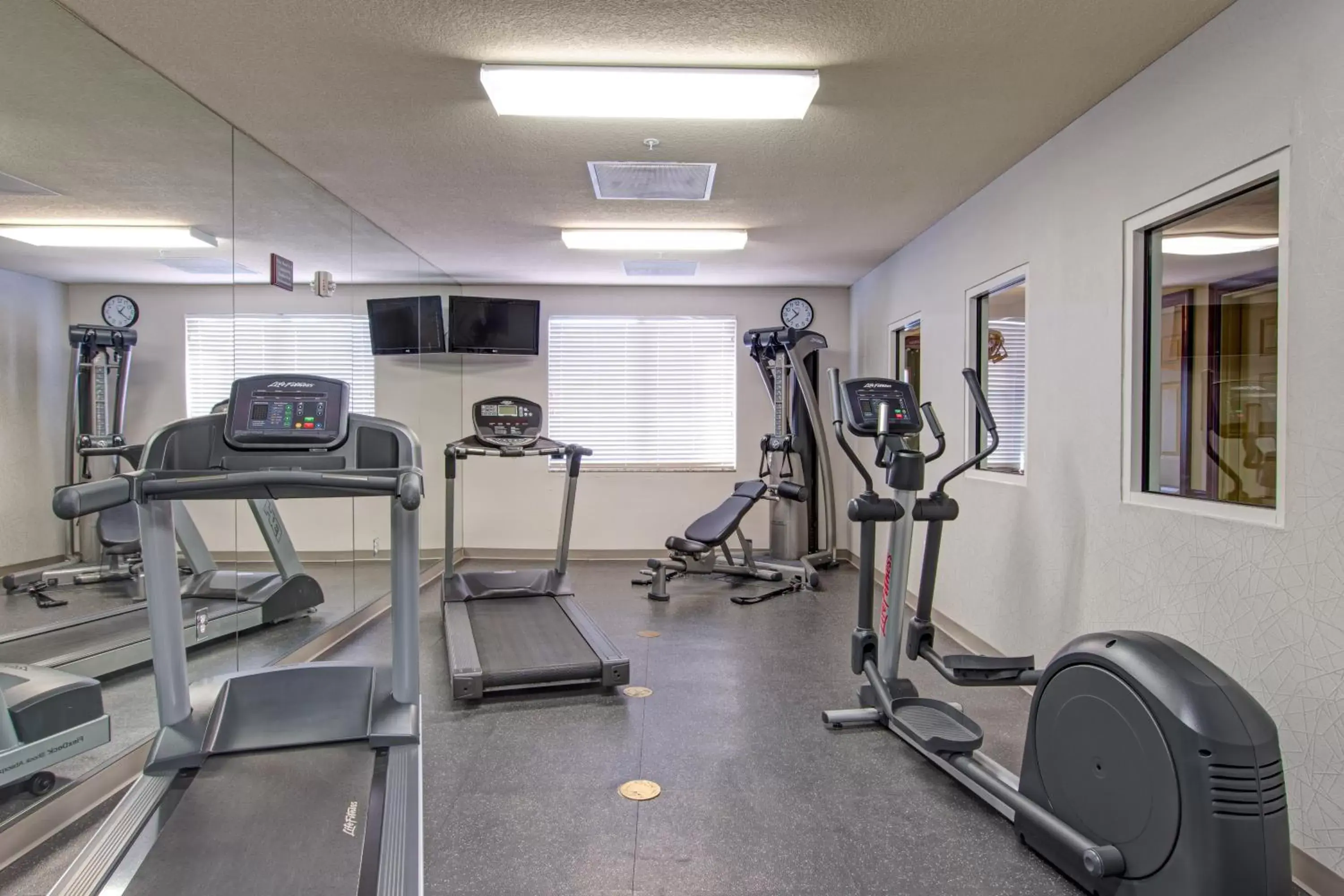 Fitness centre/facilities, Fitness Center/Facilities in Country Inn & Suites by Radisson, St. Petersburg - Clearwater, FL