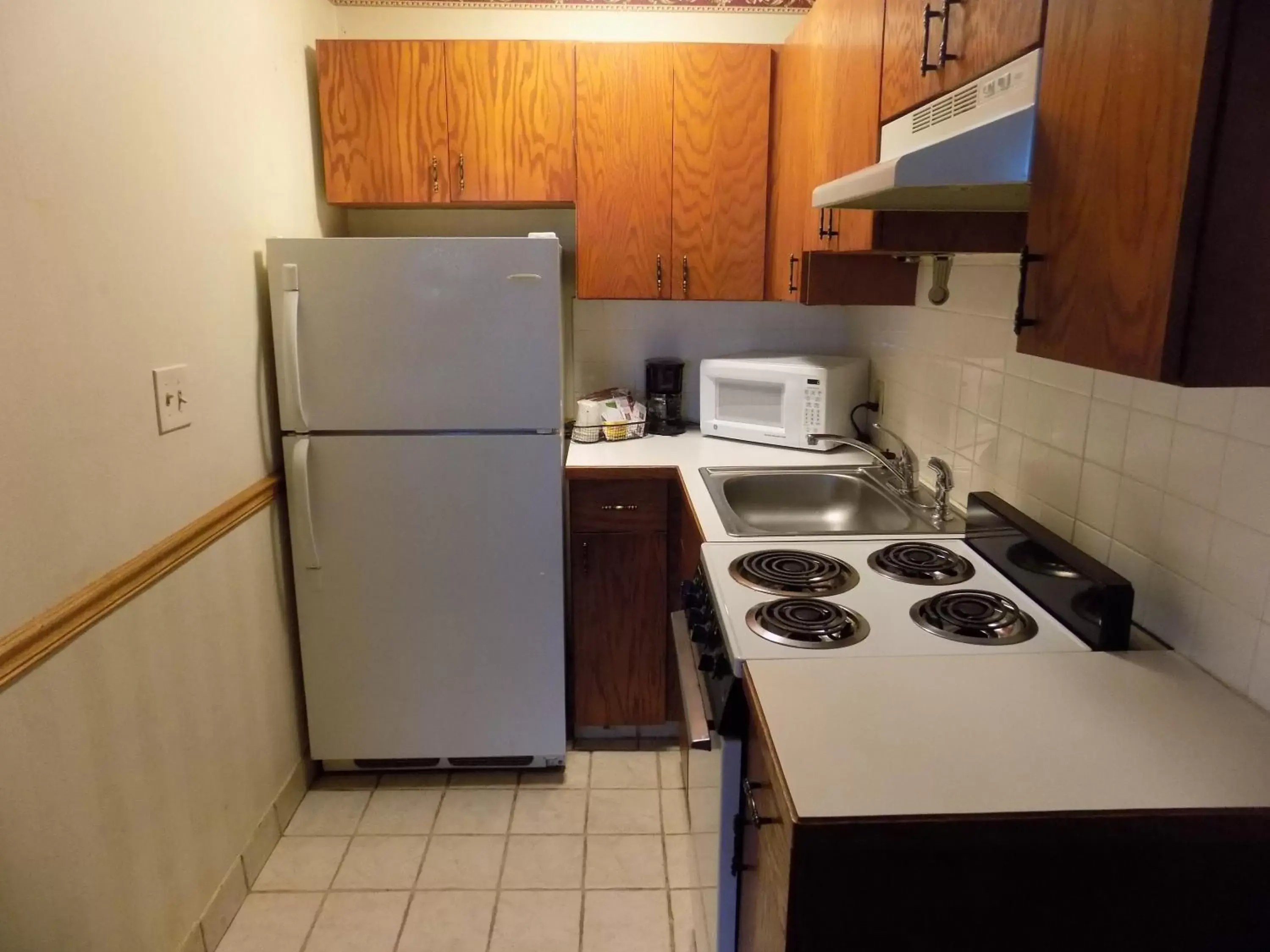 Kitchen or kitchenette, Kitchen/Kitchenette in Days Inn & Suites by Wyndham Monroe