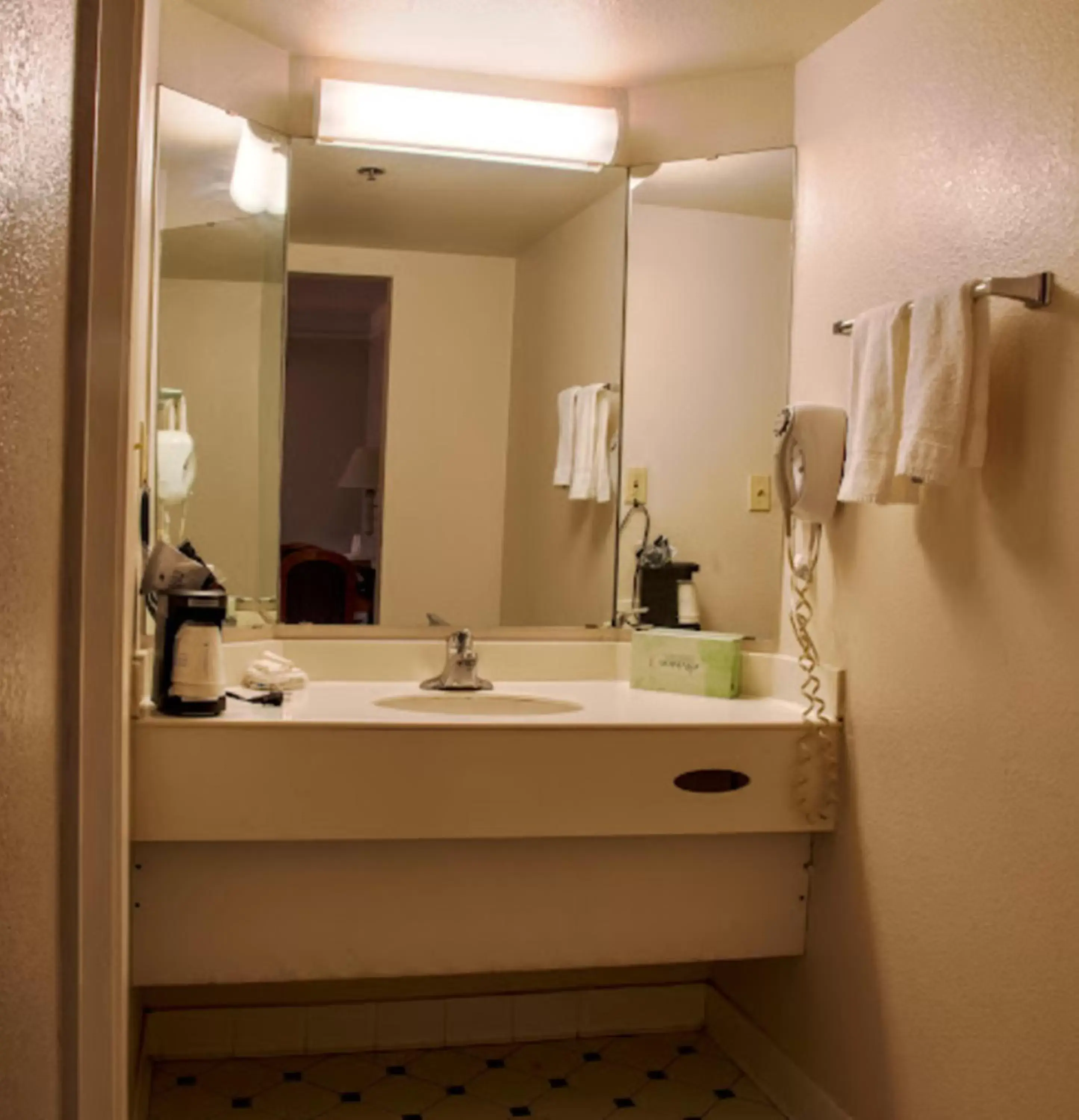 Bathroom in La Quinta Inn by Wyndham Bakersfield South